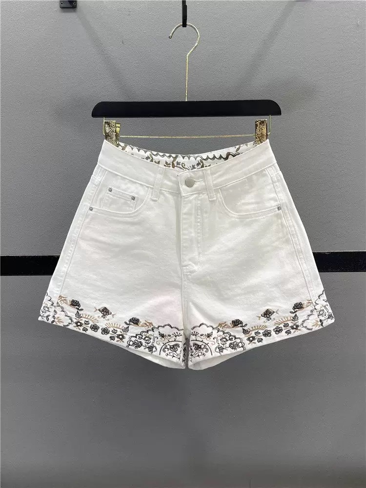 MS BE2402396: Short jean ống rộng thêu Tân Trung Hoa