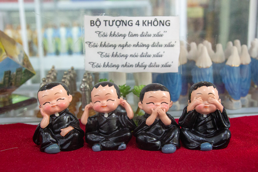 Tượng 4 không các thầy áo đen