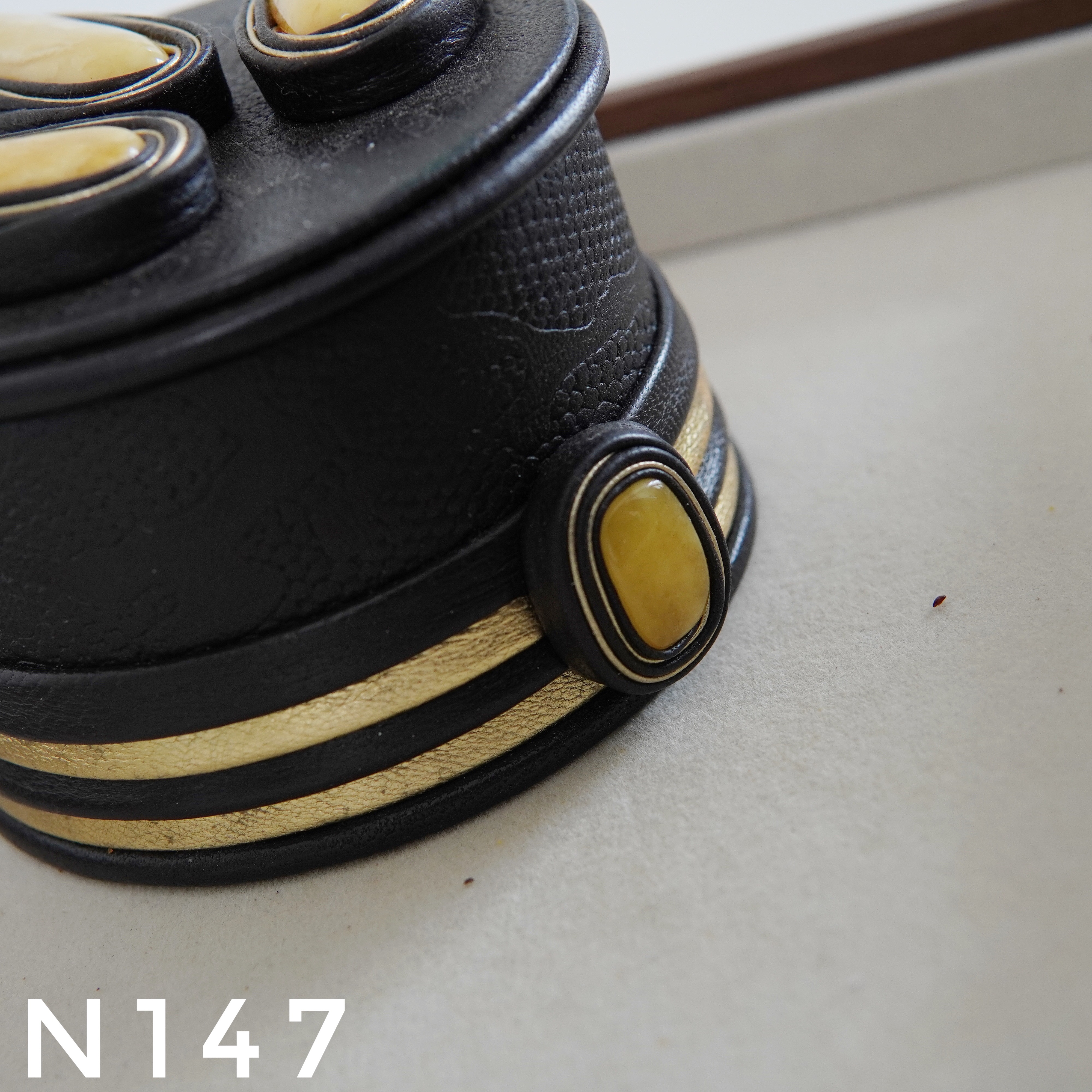 Hộp Đựng Trang Sức Tròn Đính Hổ Phách – N147_thumbnail_4