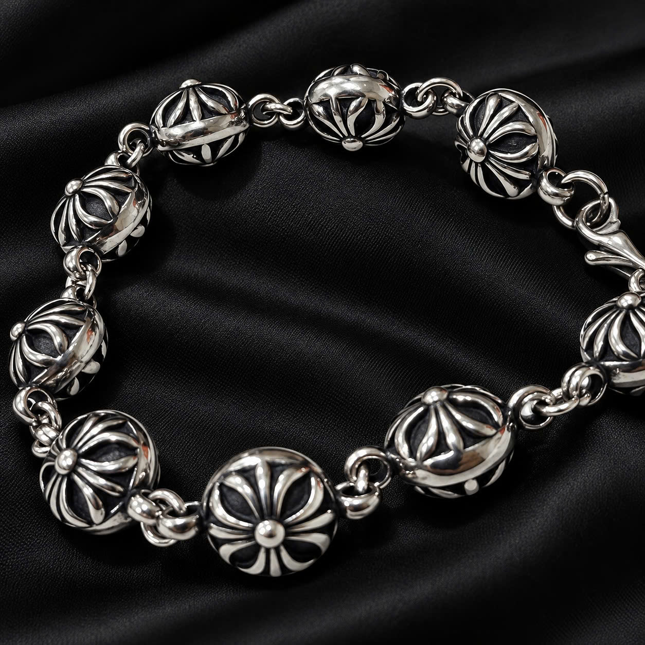 vòng tay titan charm cầu tròn chrome heart._thumbnail_2