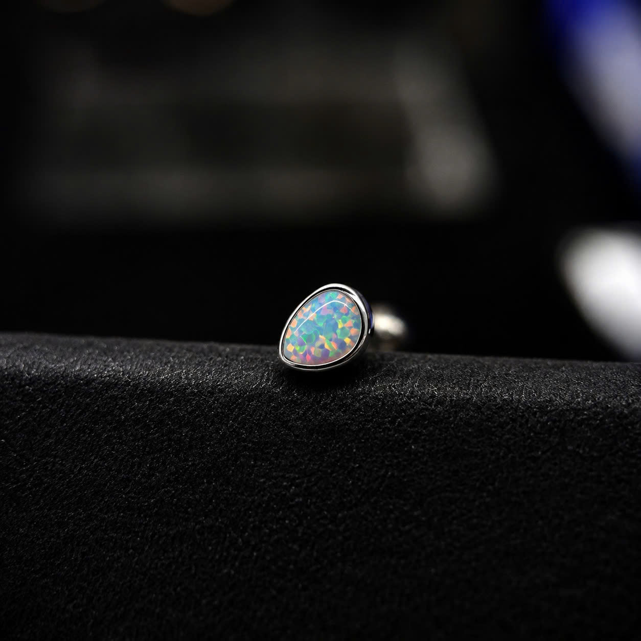khuyên lưỡi titan giọt nước opal trắng 3mm.