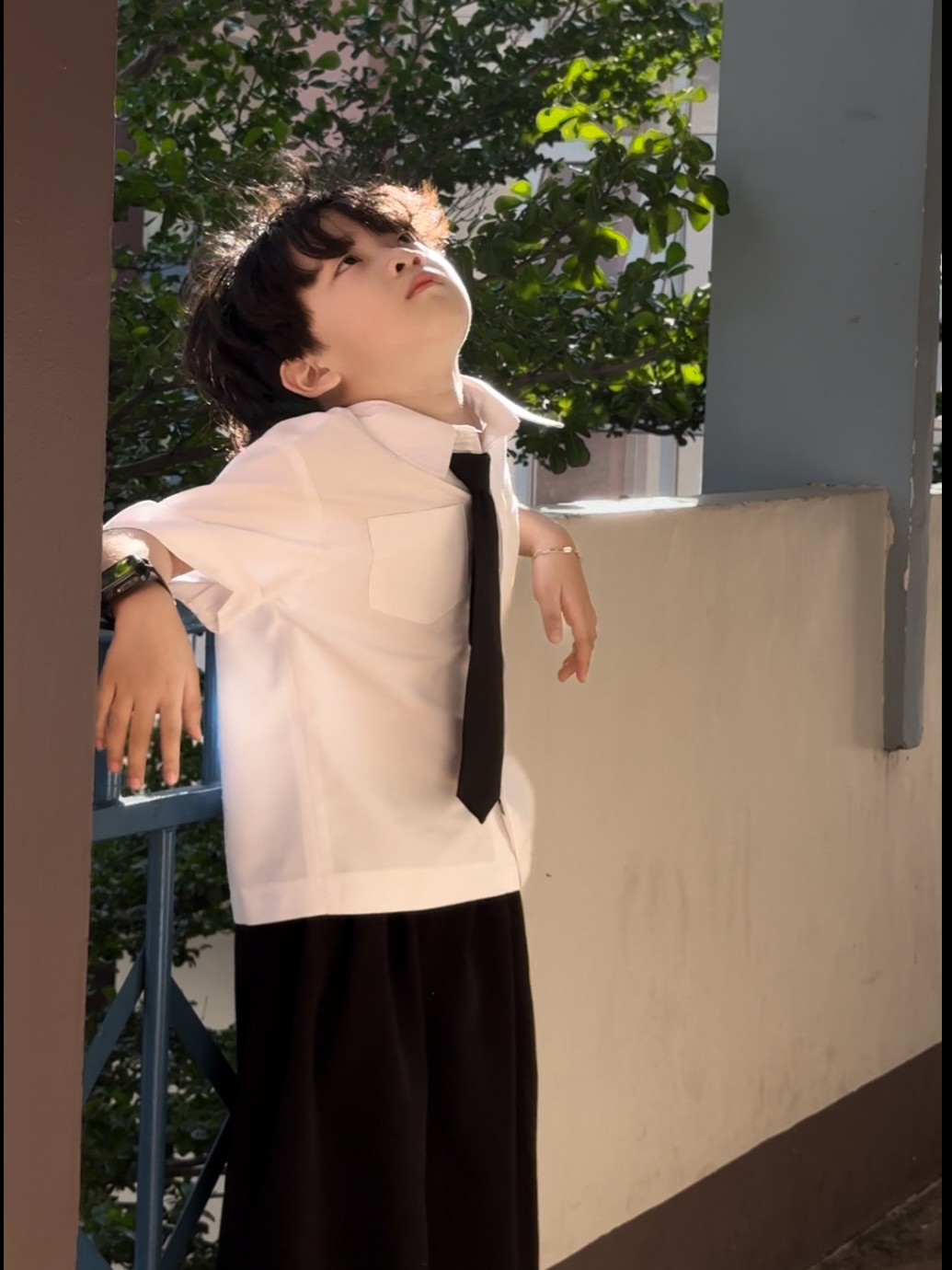 Áo Trắng Kem và Quần Sông Đen Cho Bé Đi Học Đi Chơi._thumbnail_3