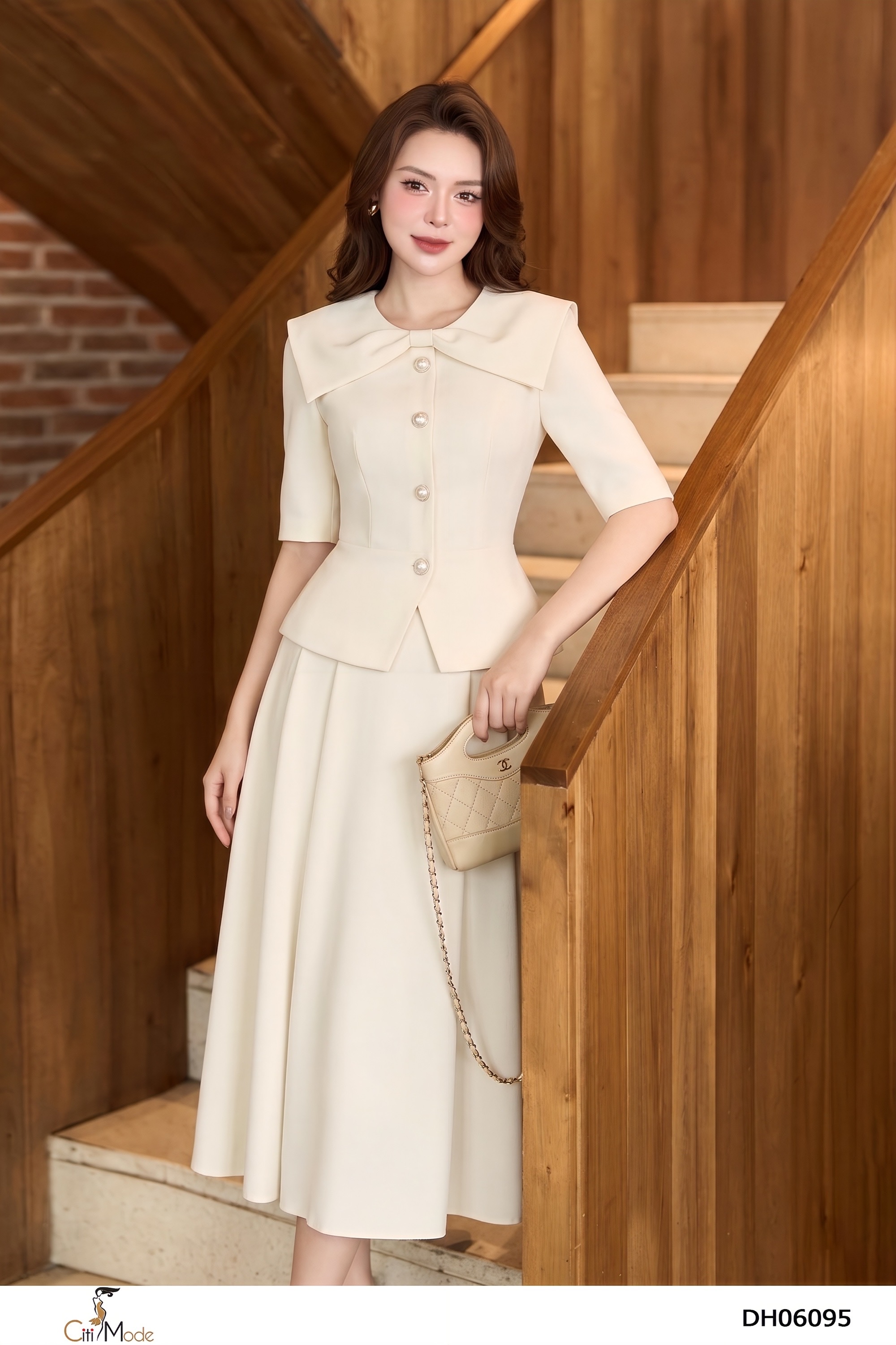Đầm xòe trắng, cổ tròn cách điệu tay lỡ