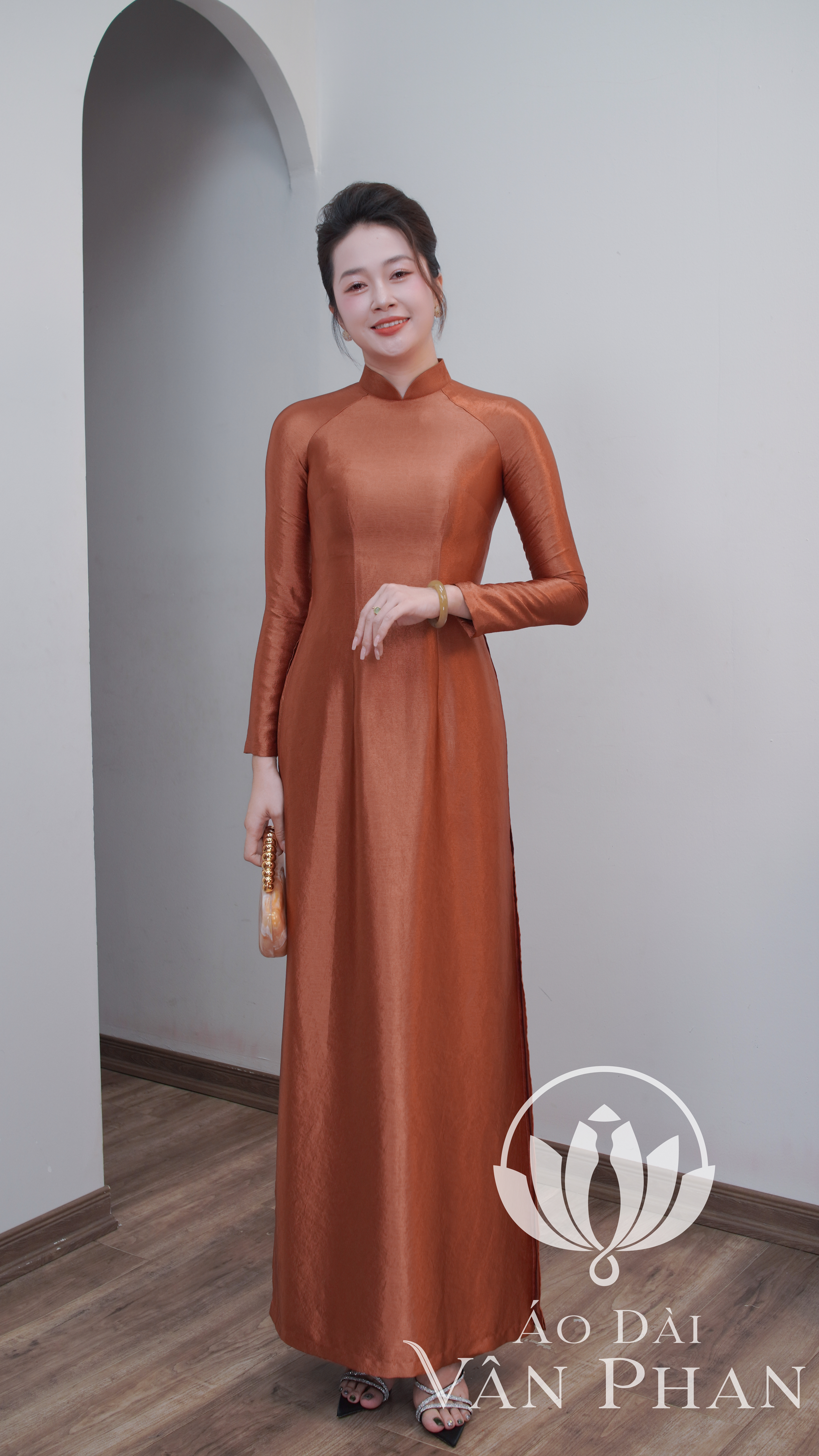 A3398CC áo dài cổ cao 3p tay dài lụa dubai tráng gương màu nâu cháy_thumbnail_2