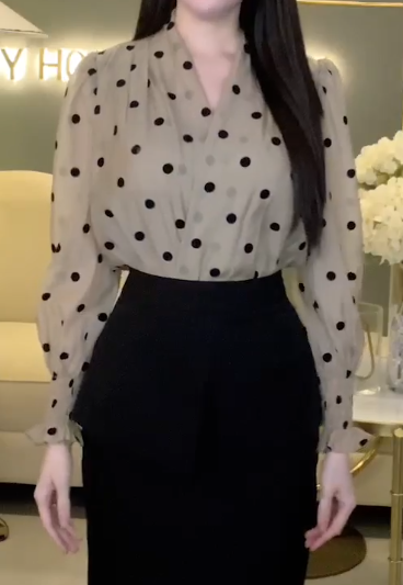 Áo Cổ V Chấm Bi Tay Chun_thumbnail_6