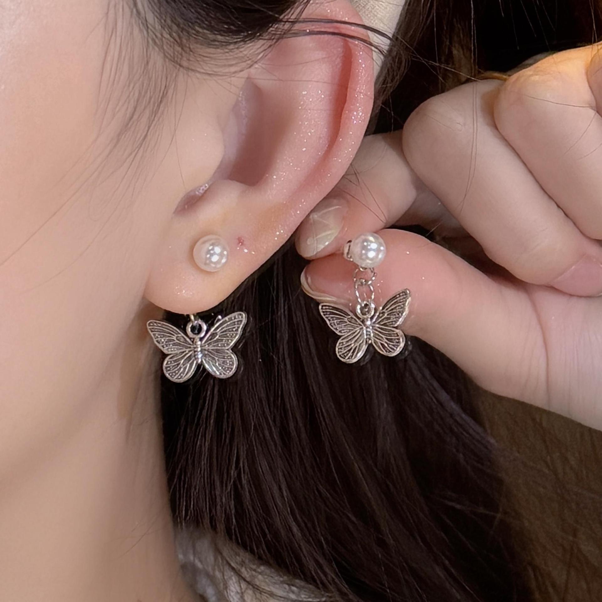 Một đôi bông tai ngọc trai hai chiều thanh lịch dành cho nữ, với thiết kế tinh tế, buông lơi phía sau