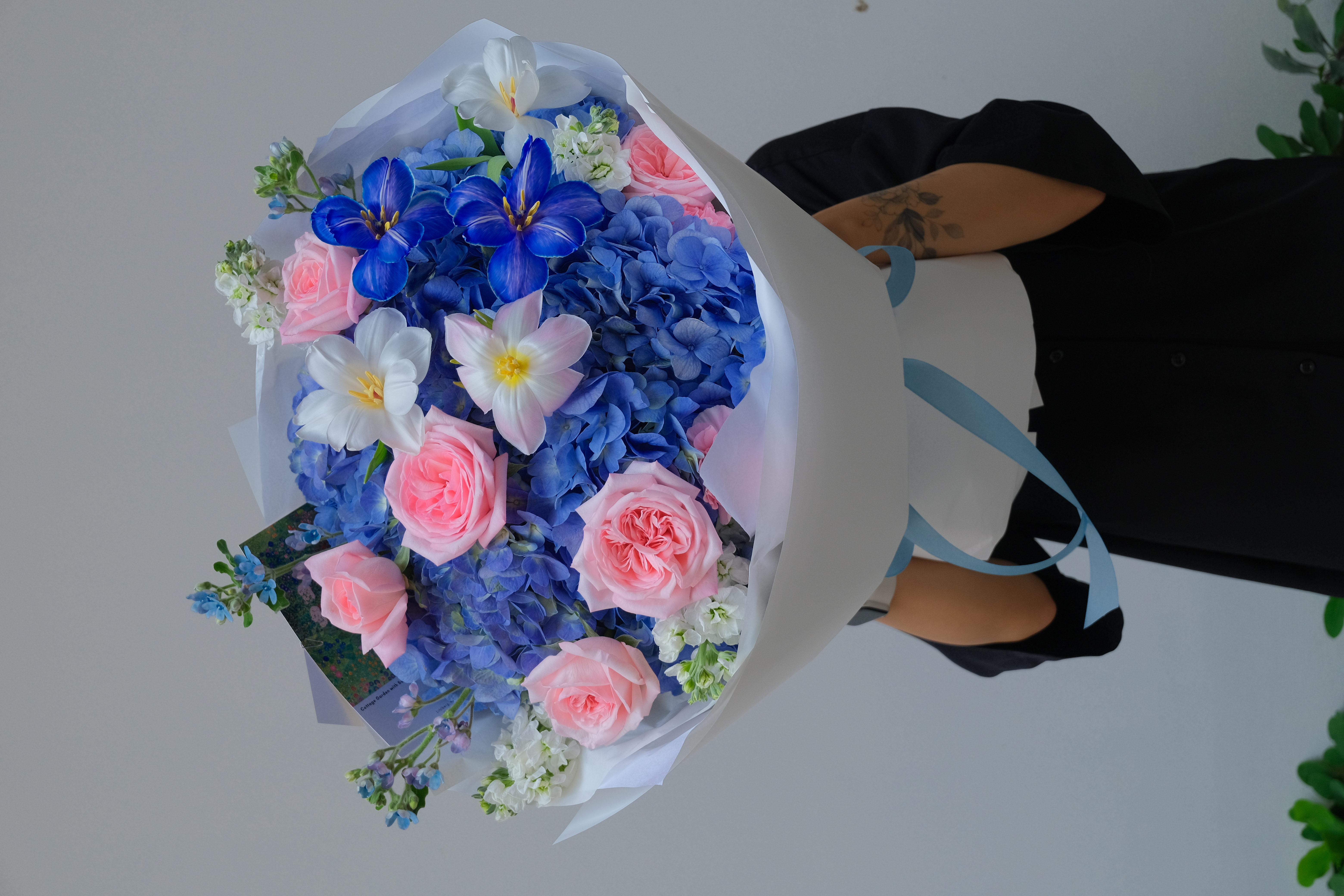 Bó Tú cầu xanh blue mix hoa hồng, tulip - size L