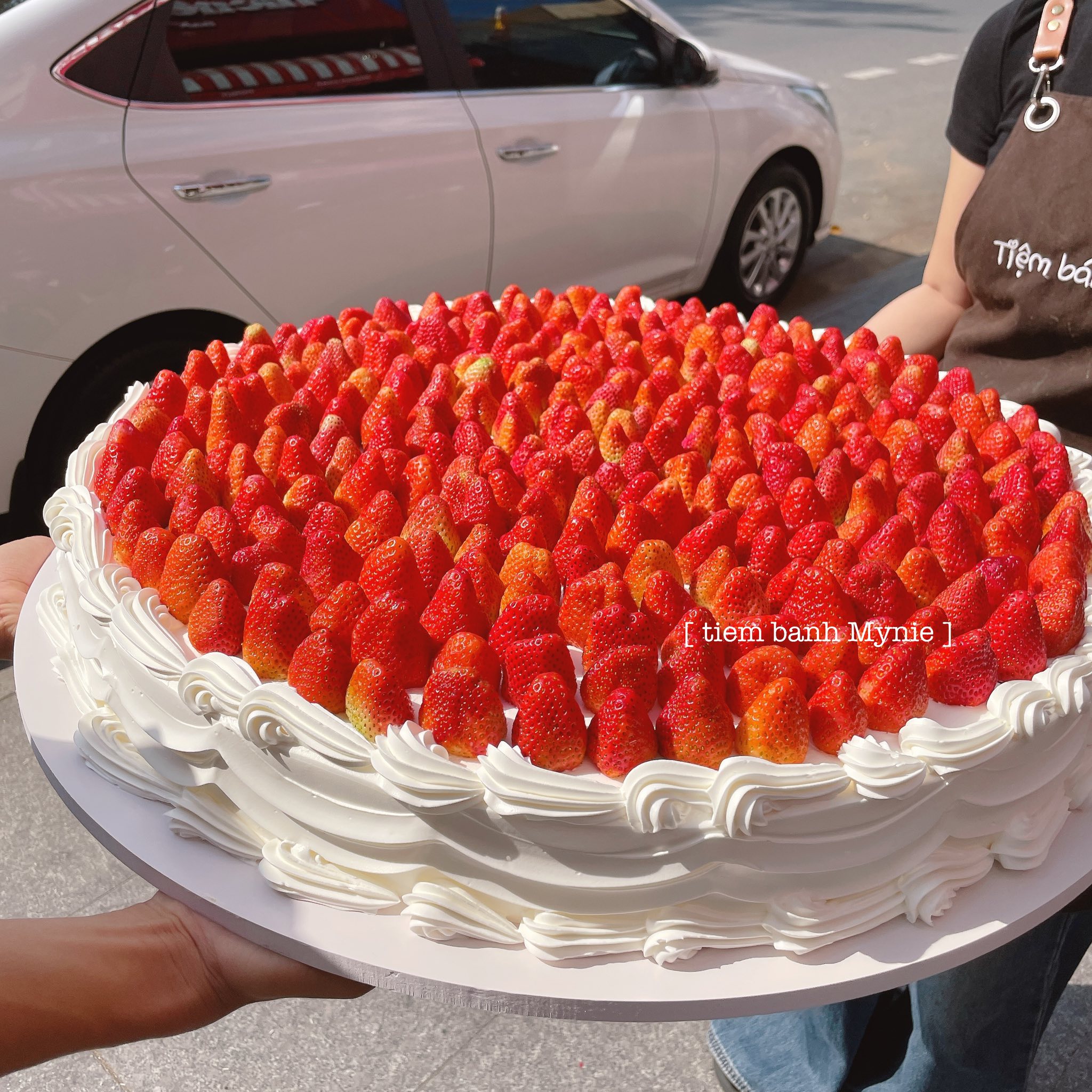 Bánh kem cưới tròn size lớn trang trí dâu tây