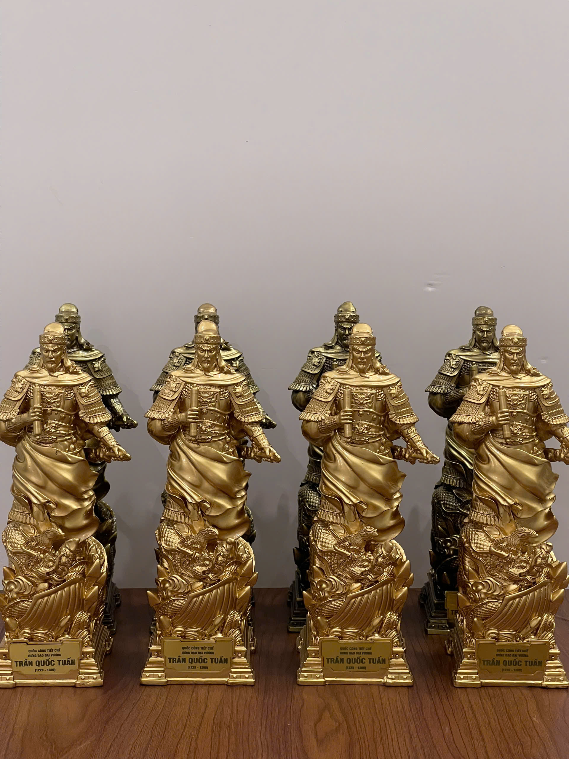 Tượng Hưng Đạo Đại Vương Trần Quốc Tuấn Màu Vàng Cao 30cm_thumbnail_4