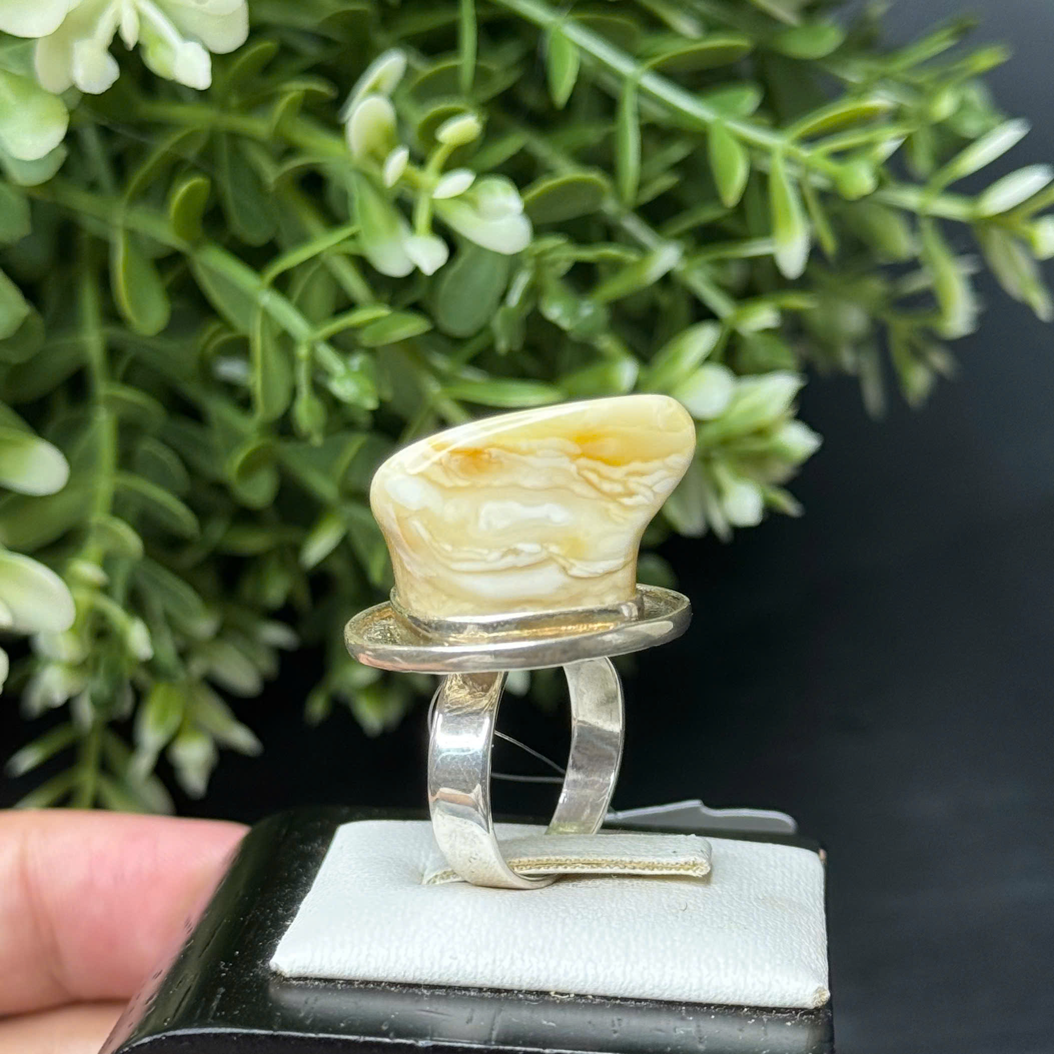 Nhẫn Hổ Phách Hoàng Gia Vân Bạch Dáng Non Bộ Khung Bạc - Mã 3012_thumbnail_2