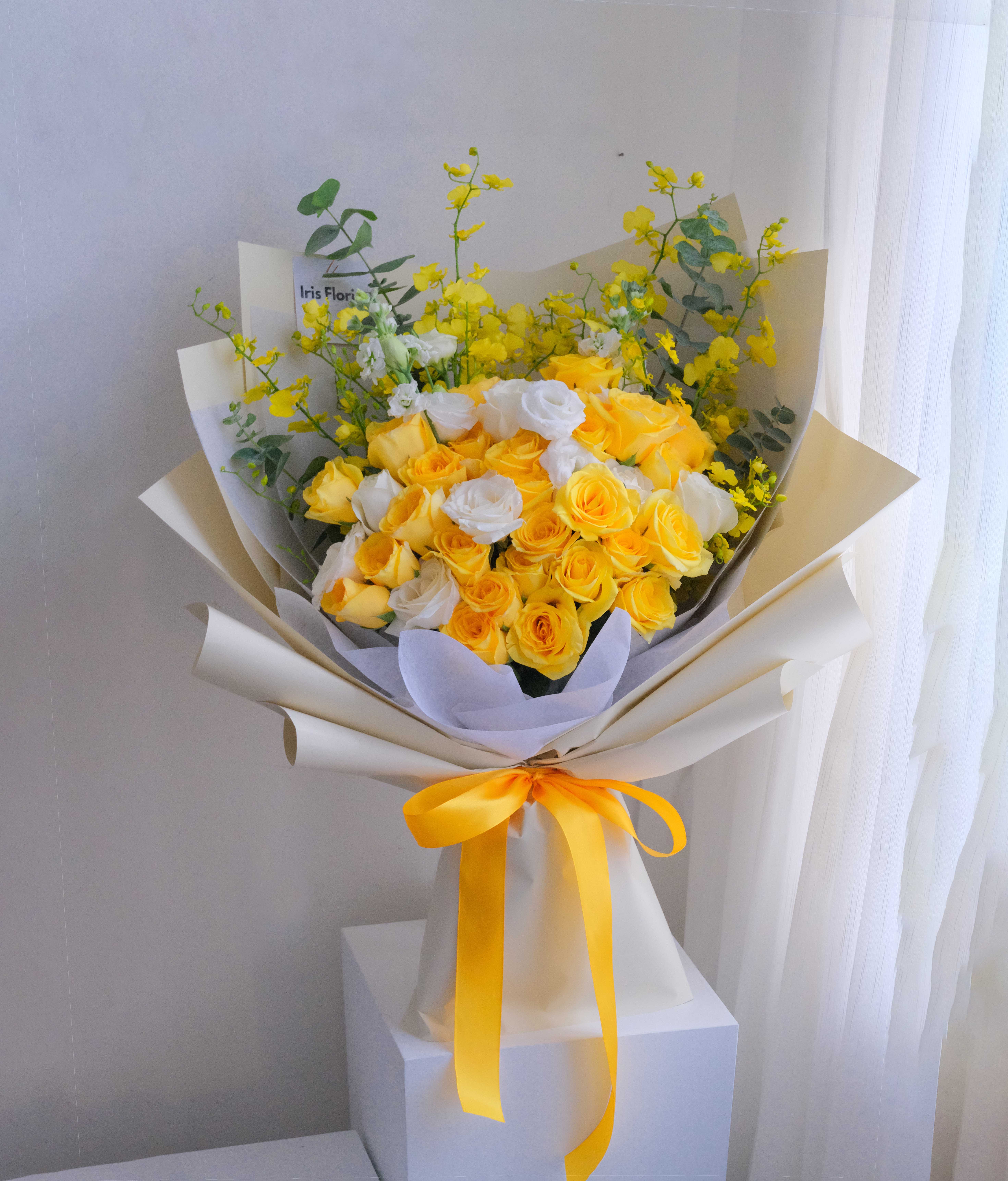 Bó hoa hồng vàng mix Lan Vũ Nữ - Tone Vàng trắng - Giấy be - Size L