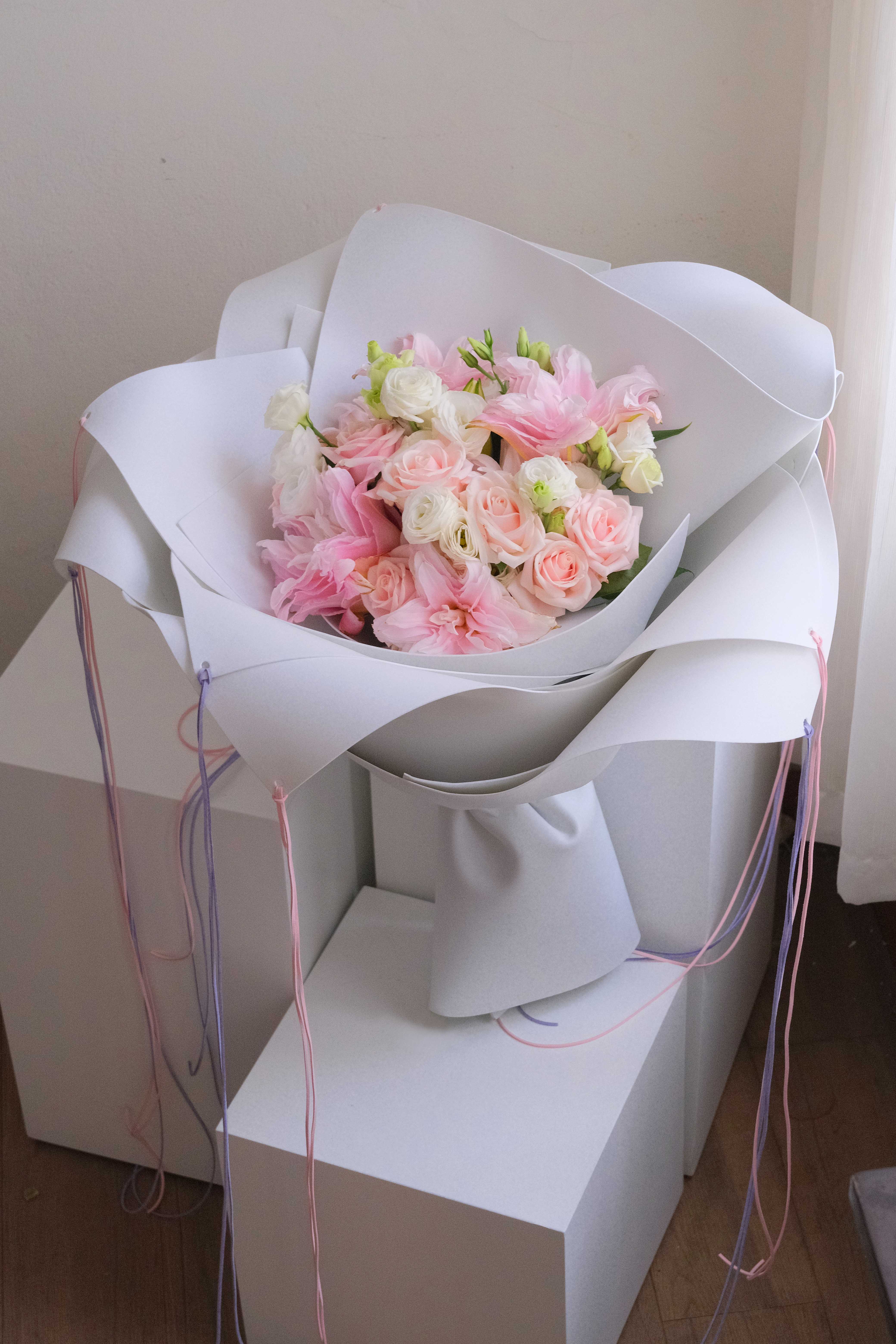 Umbala - Pink Sweetie - Bó hoa ly mix tone hồng giấy xốp trắng