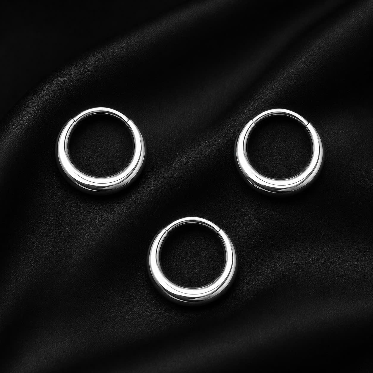 Khuyên vòng kiểu titan trơn 12mm.