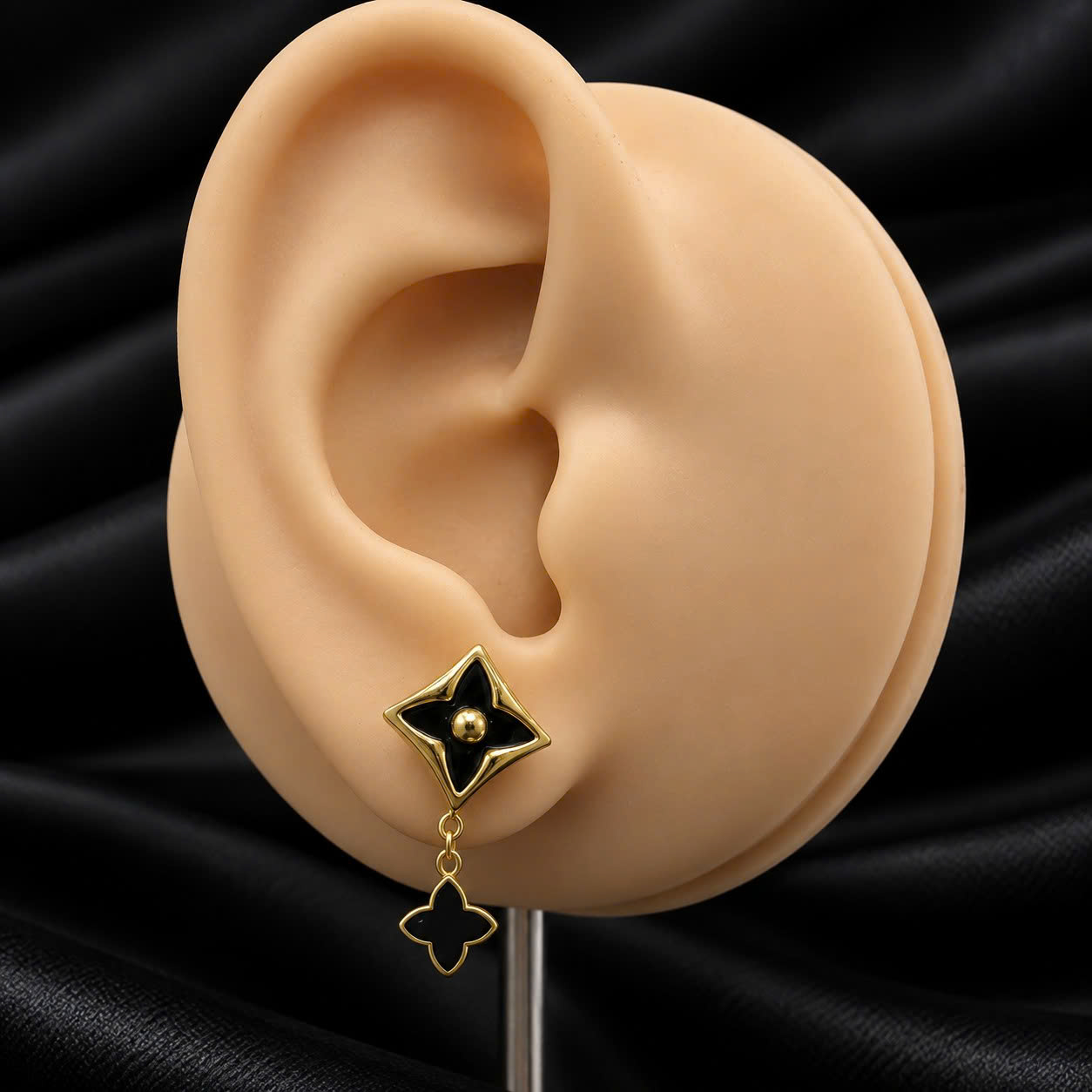 khuyên kiểu cặp titan vàng hoa đen rơi charm tròn vuông_thumbnail_1