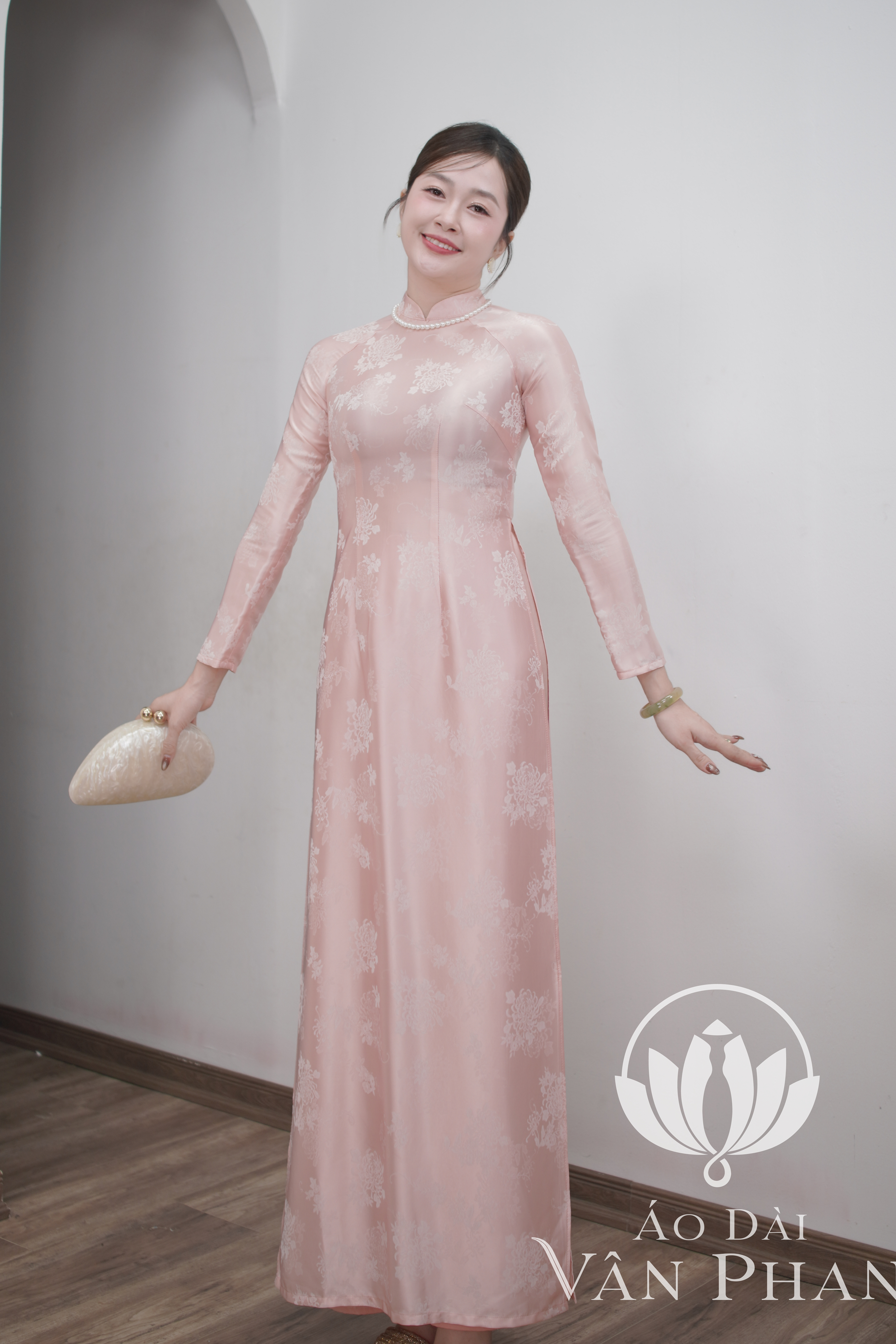 A3242 áo dài cổ 3p tay dài truyền thống  gấm cúc màu hồng nhạt_thumbnail_3