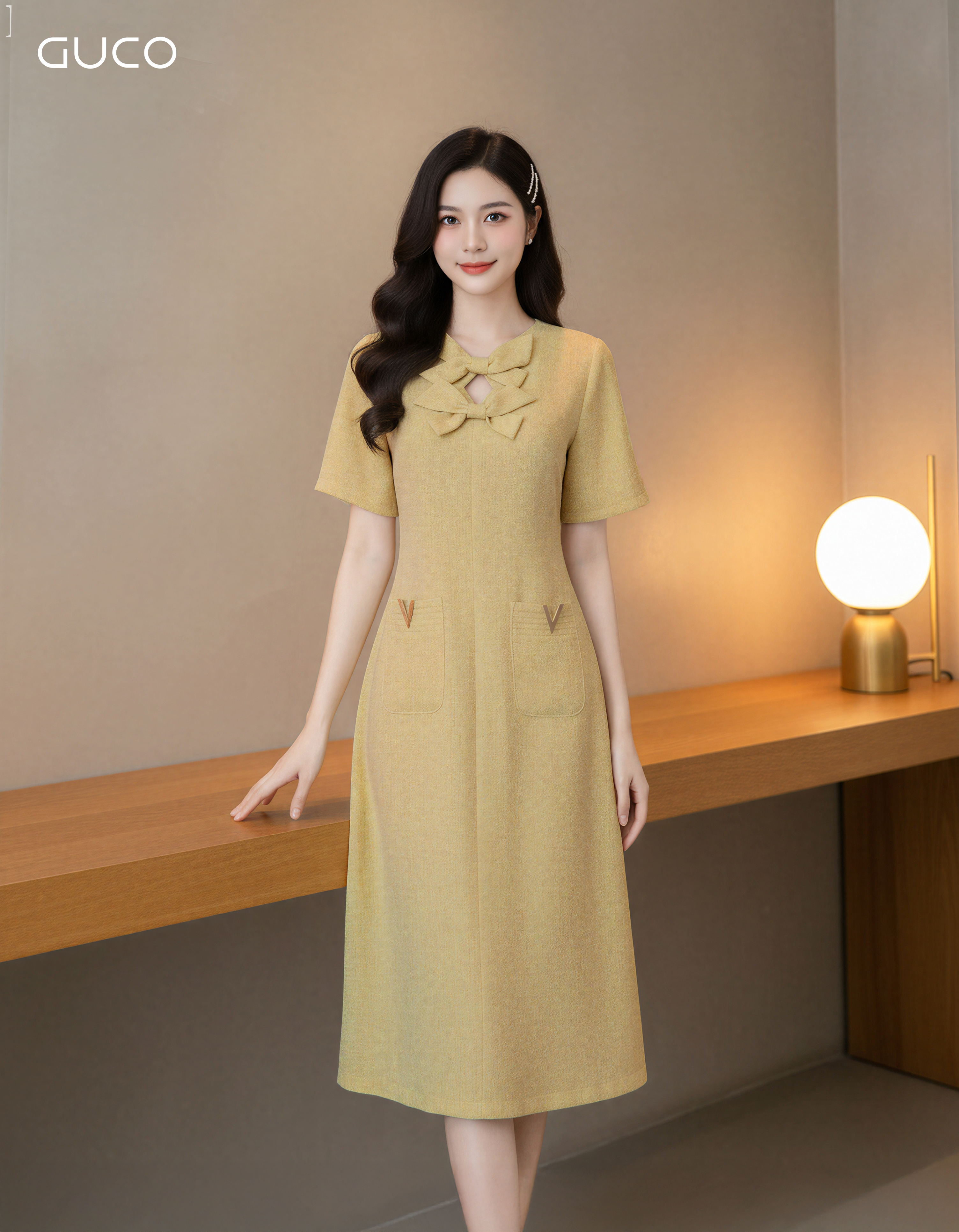 GUCO Đầm Suông Vàng Thanh Nhã Phối Nơ