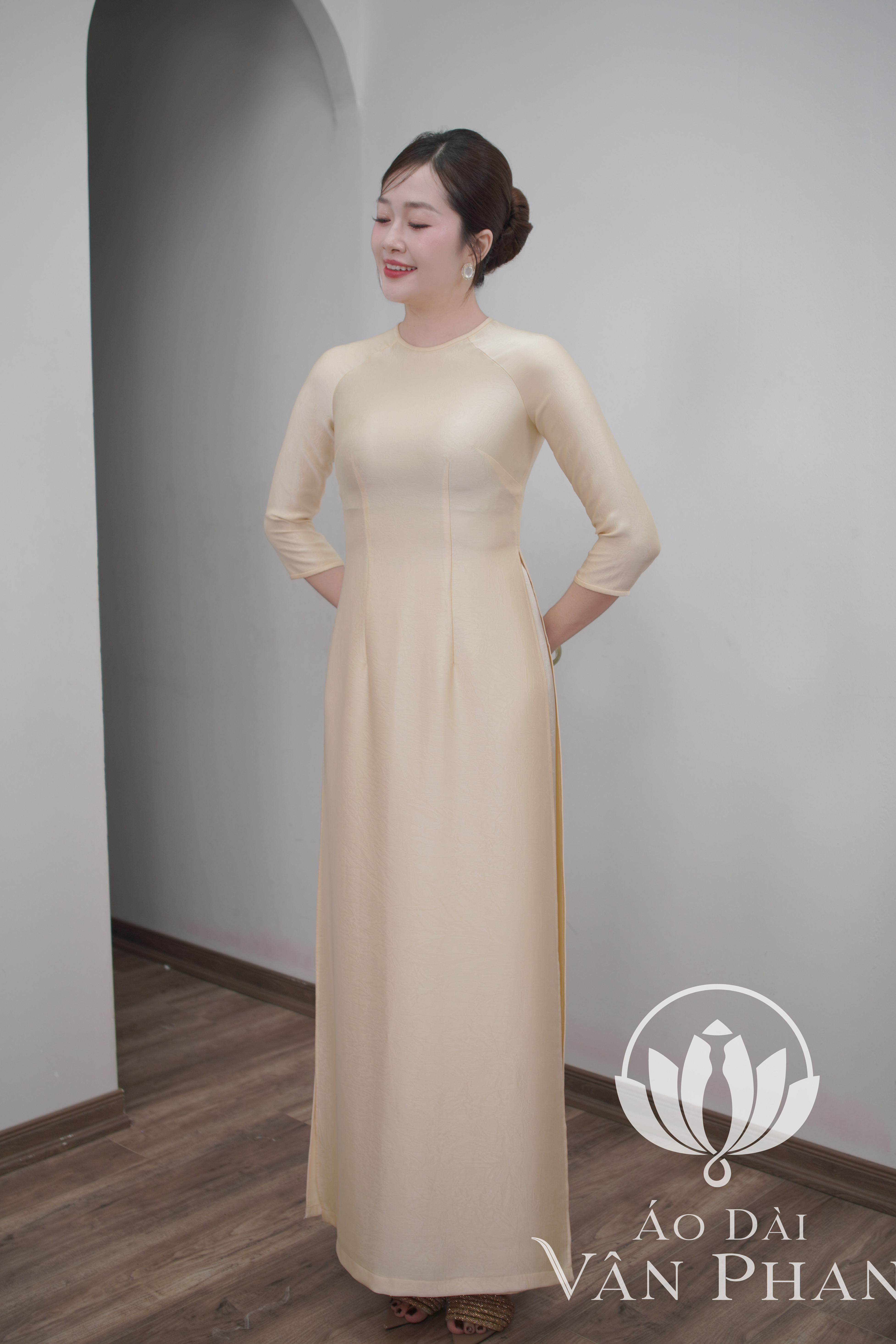 A3220CT áo dài cổ khít tay lỡ lụa duba màu kem_thumbnail_2