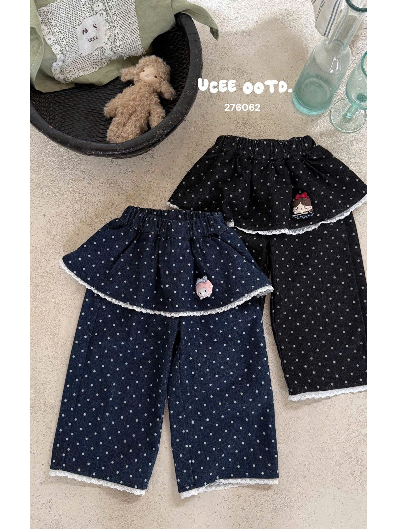UC79 - Quần bò chấm bi liền yếm màu đen UCEE