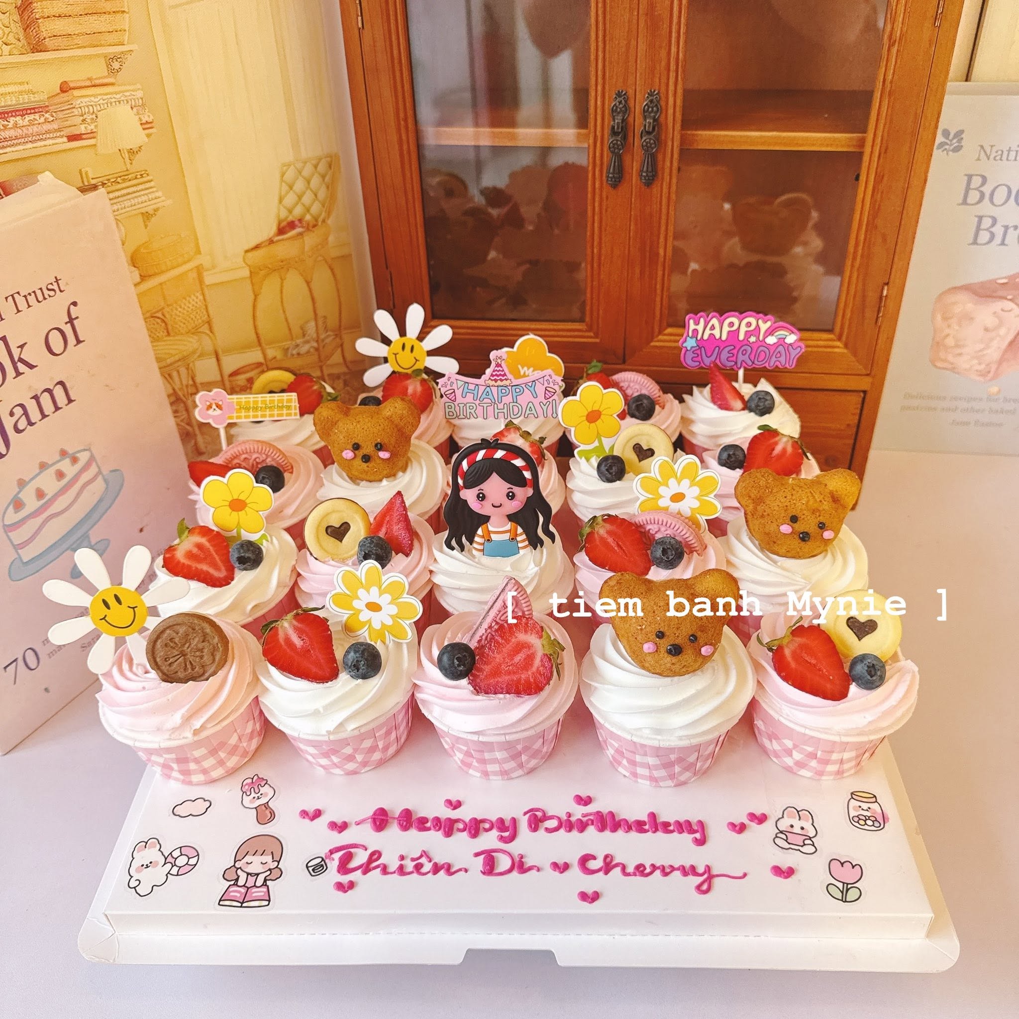 Set bánh cupcake trang trí trái cây tươi và bánh quy, tone màu cho bé gái