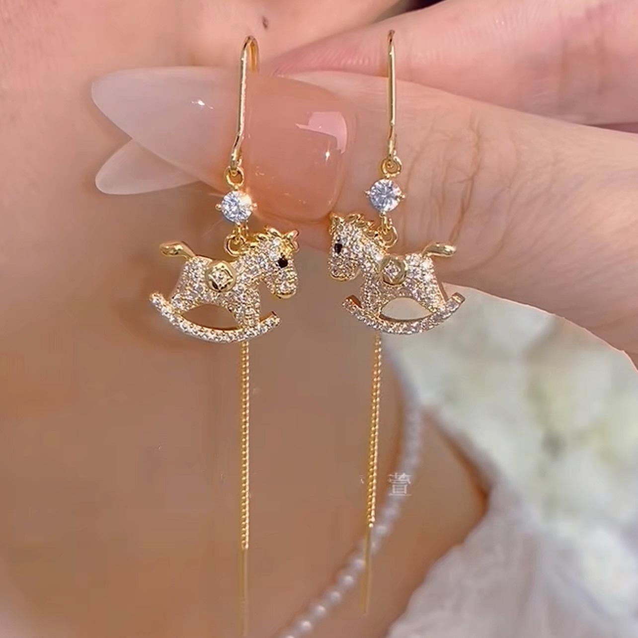 Bông tai "Giàu có tức thì" mới dành cho nữ - Sang trọng, thời trang và cao cấp - Bông tai đuôi ngựa đính đá kim cương toàn bộ - Màu sắc: Vàng