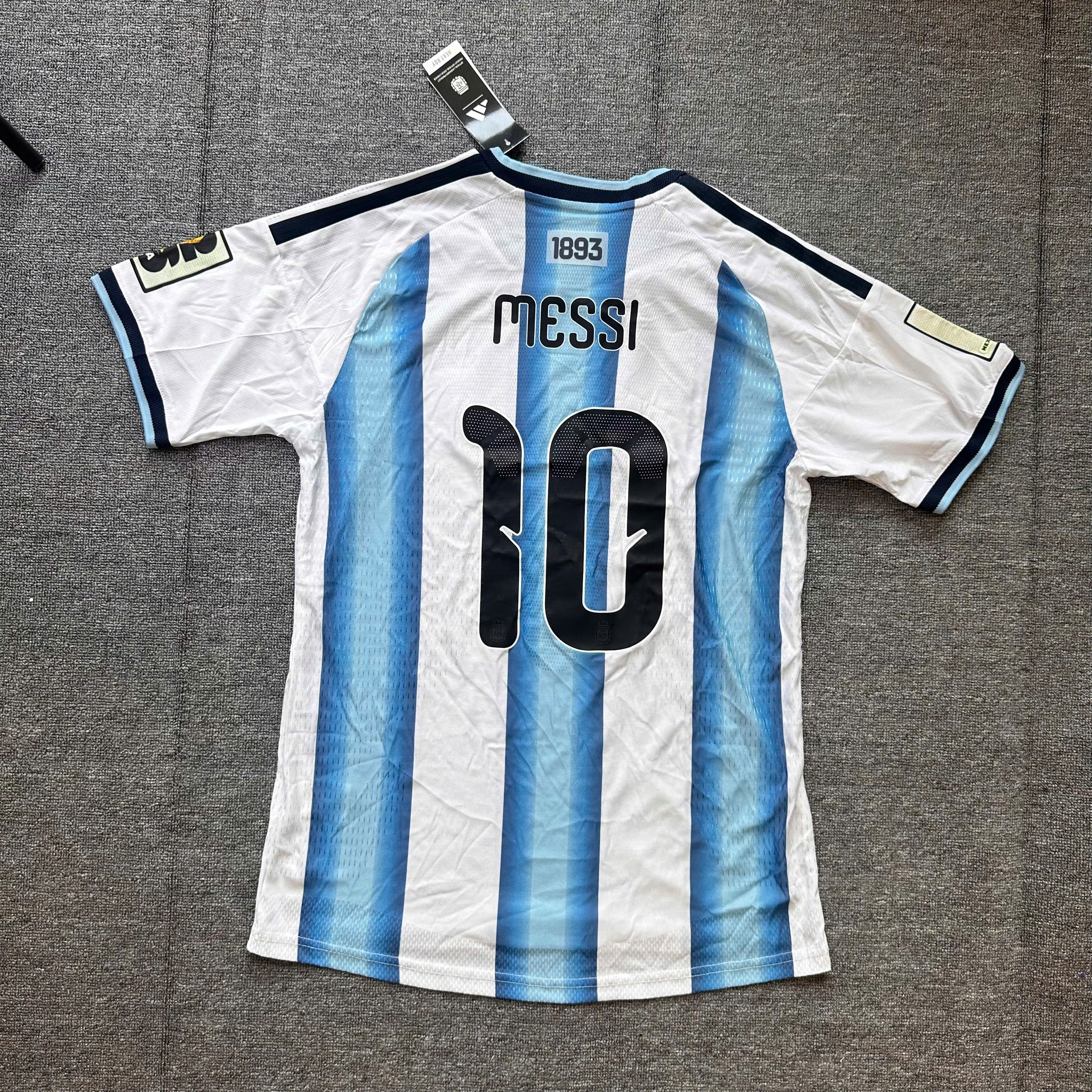 SALE 28 - Size: L