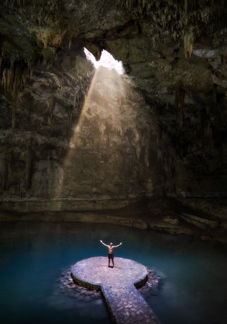 Cenote de caverna con luz natural en la Riviera Maya