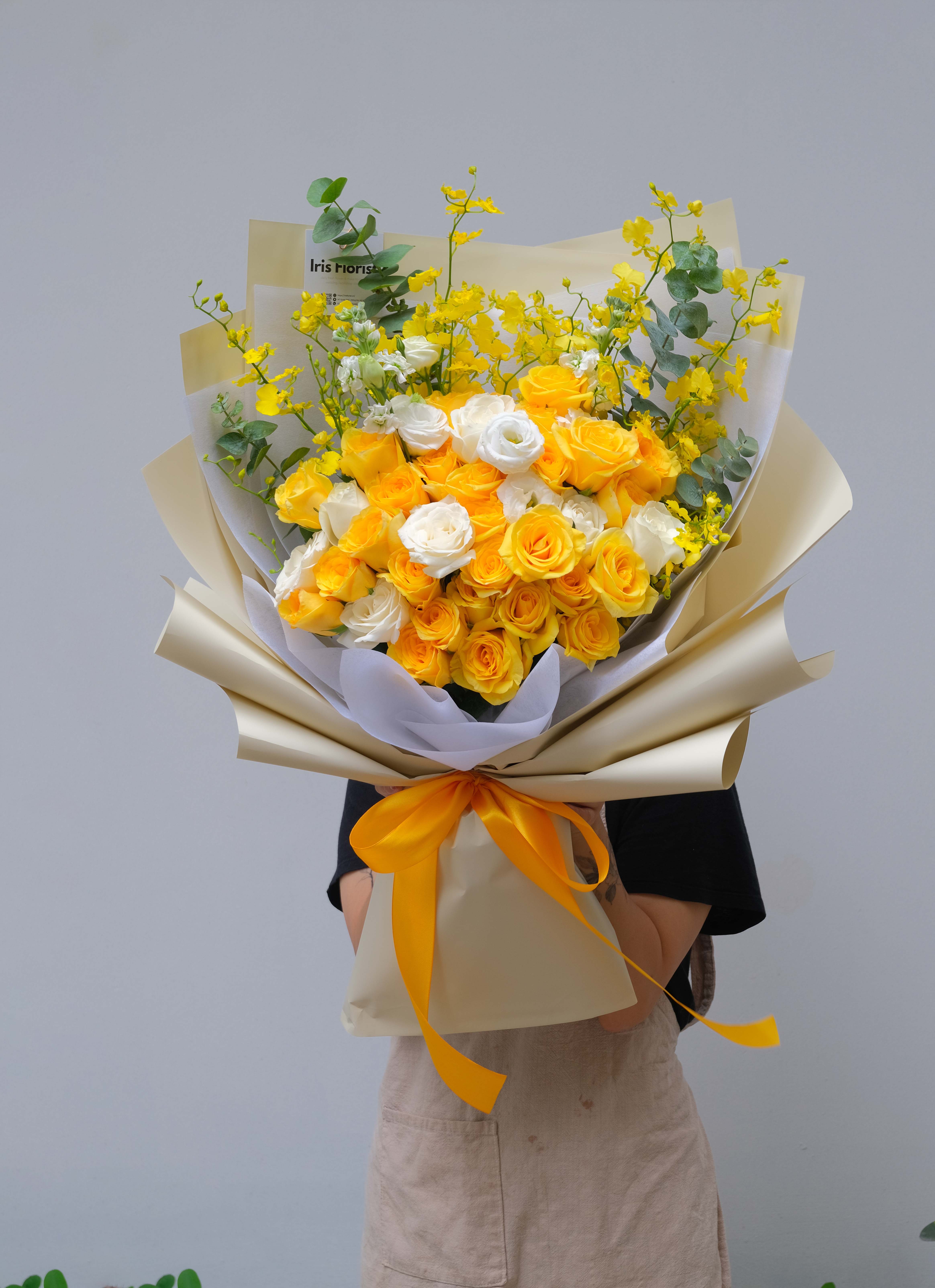 Bó hoa hồng vàng mix Lan Vũ Nữ - Tone Vàng trắng - Giấy be - Size L