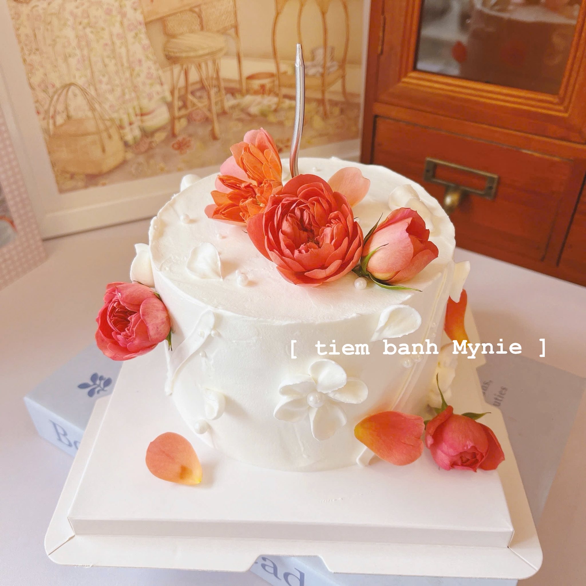 Bánh kem trang trí hoa tươi - MH0161