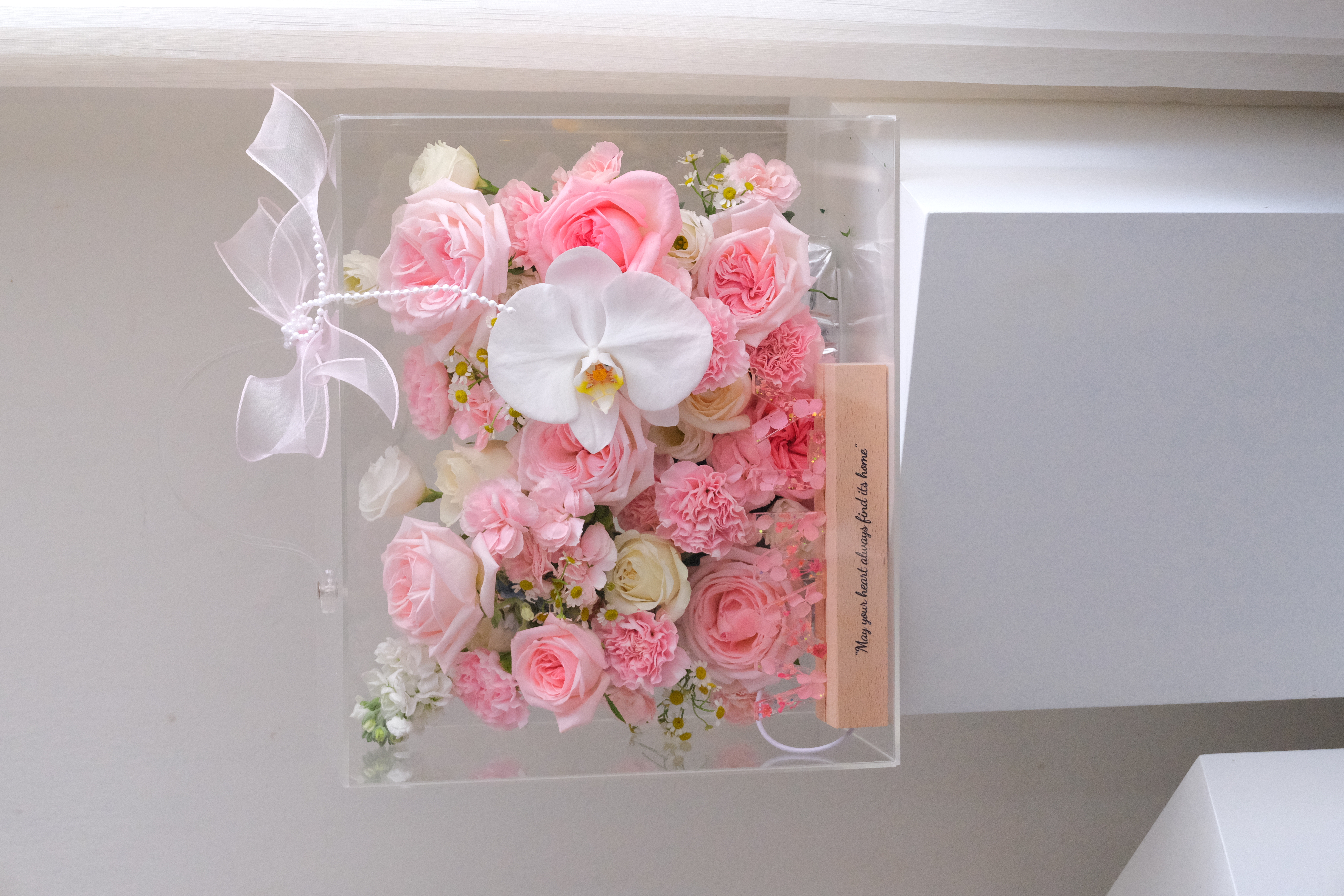 Hộp hoa Mica tone hồng mix Lan hồ điệp - Size 30x35cm