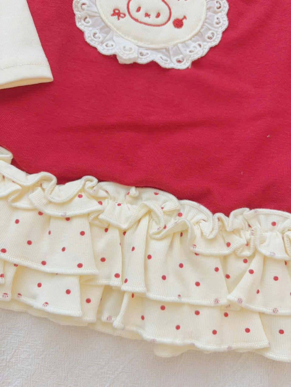 UC42 - Áo thun gấu bèo tâng phối yếm đỏ UCEE 5898_thumbnail_2