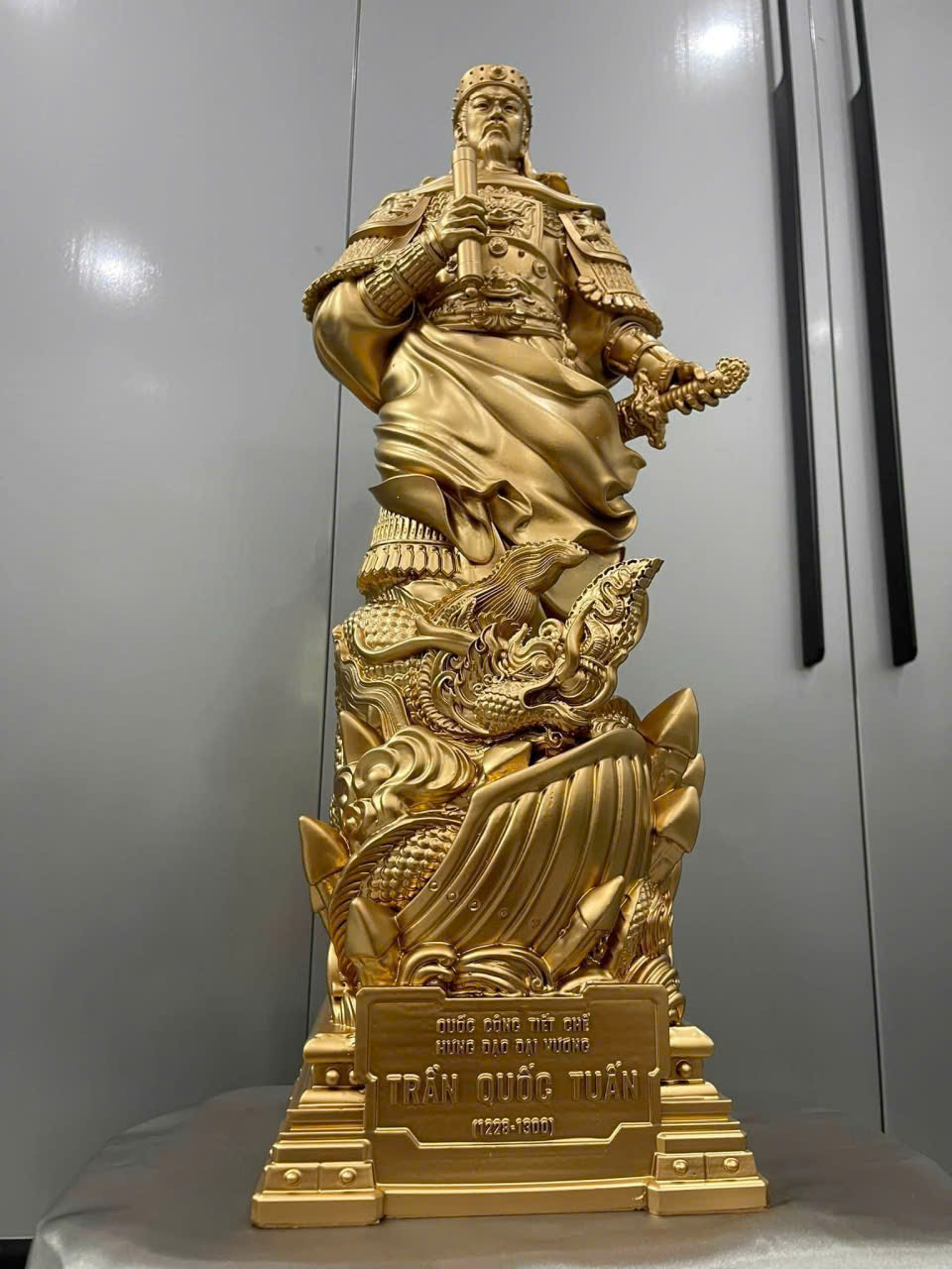 Tượng Hưng Đạo Đại Vương Màu Vàng KT 52 cm