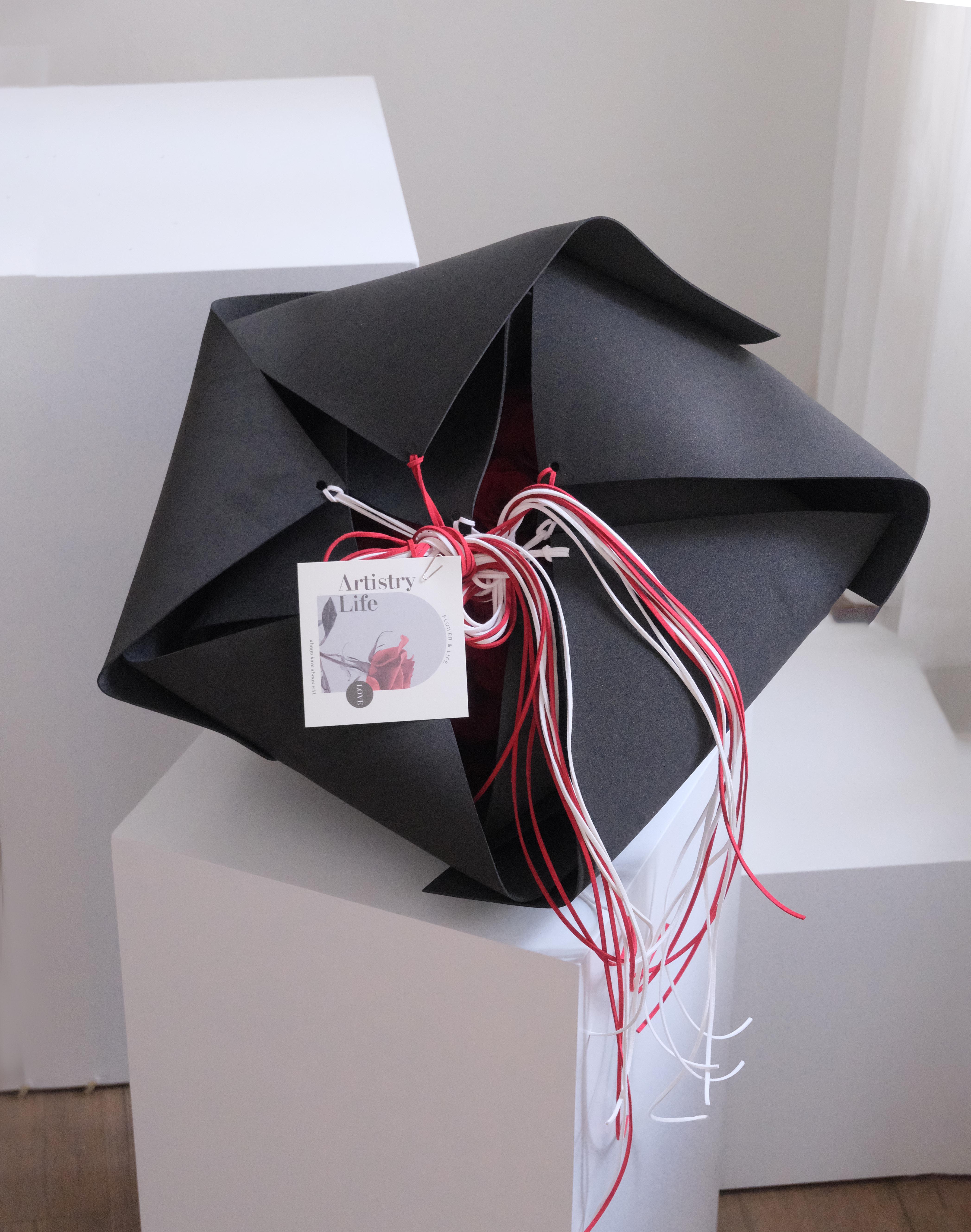 Umbala - Red Velvet - Bó hoa hồng đỏ giấy xốp đen