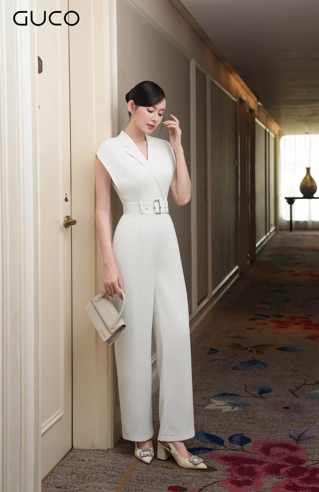 JUMPSUIT TAY DƠI CỔ VEST KÈM BELT - TRẮNG