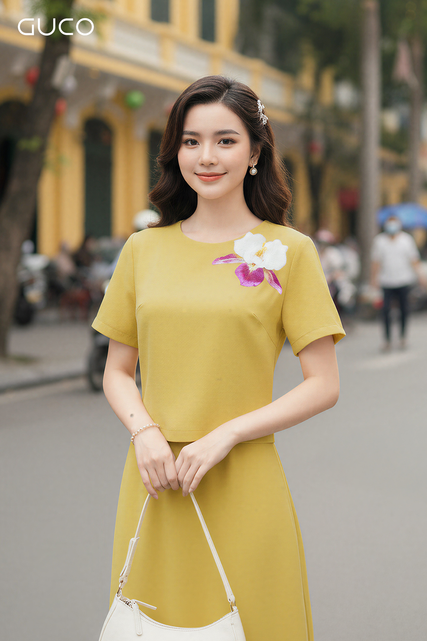 ÁO KIỂU CỔ TRÒN THÊU HOA - VÀNG