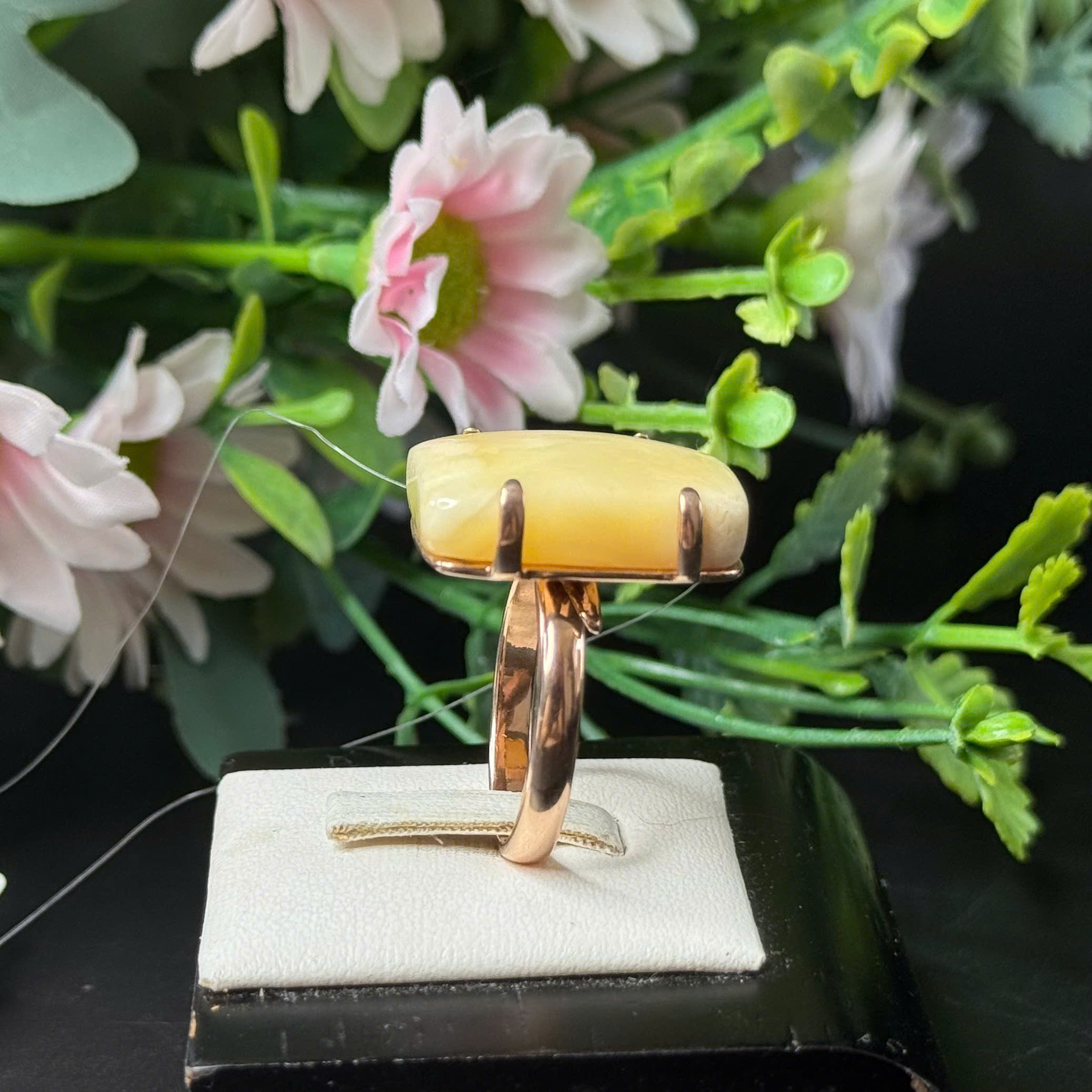 Nhẫn Hổ Phách Hoàng Gia Vàng Bơ Mặt Tứ Phương Khung Bạc Si Vàng - 4868