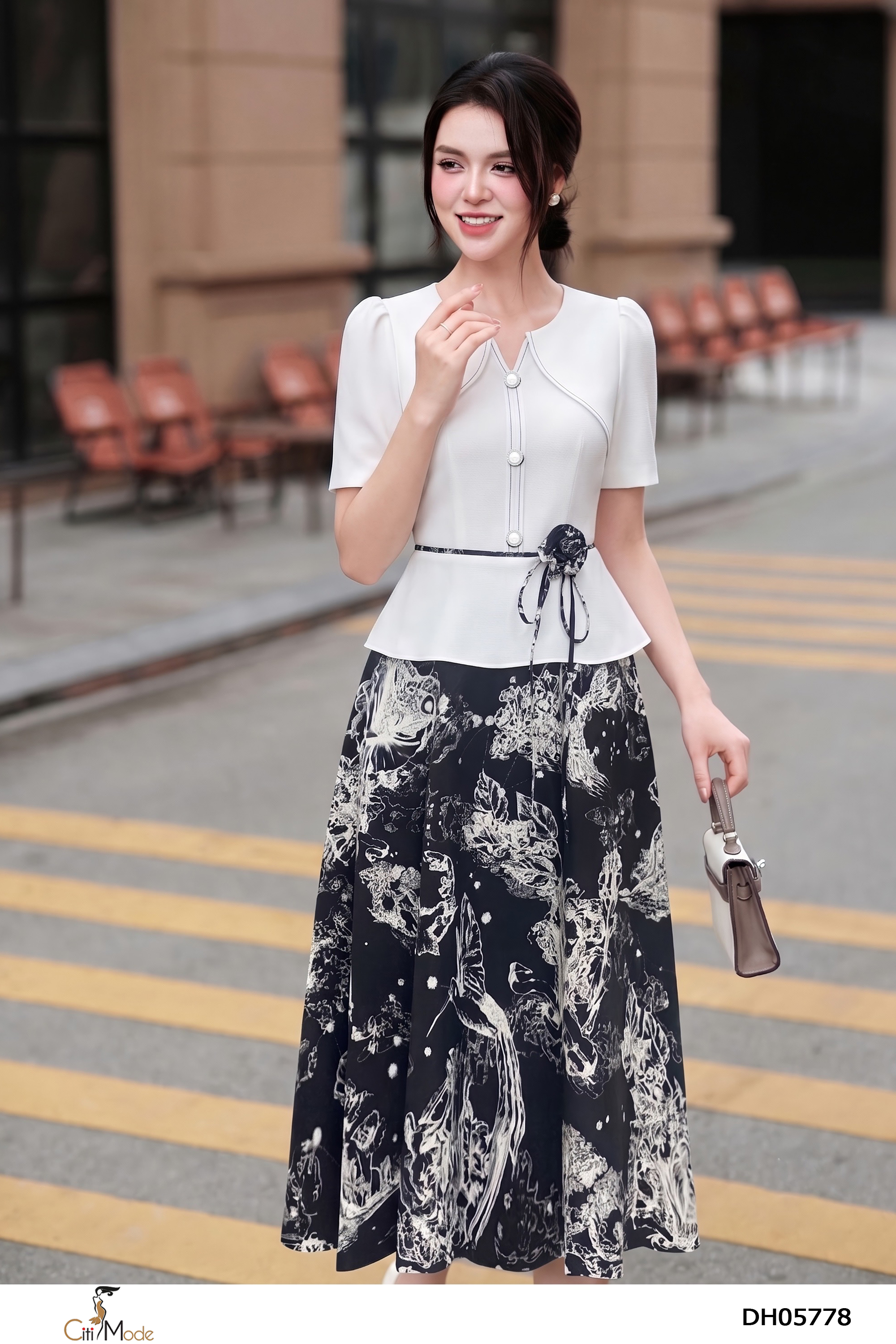Đầm xòe hoa đen phối trắng, cổ V cách điệu phối hoa eo_thumbnail_2
