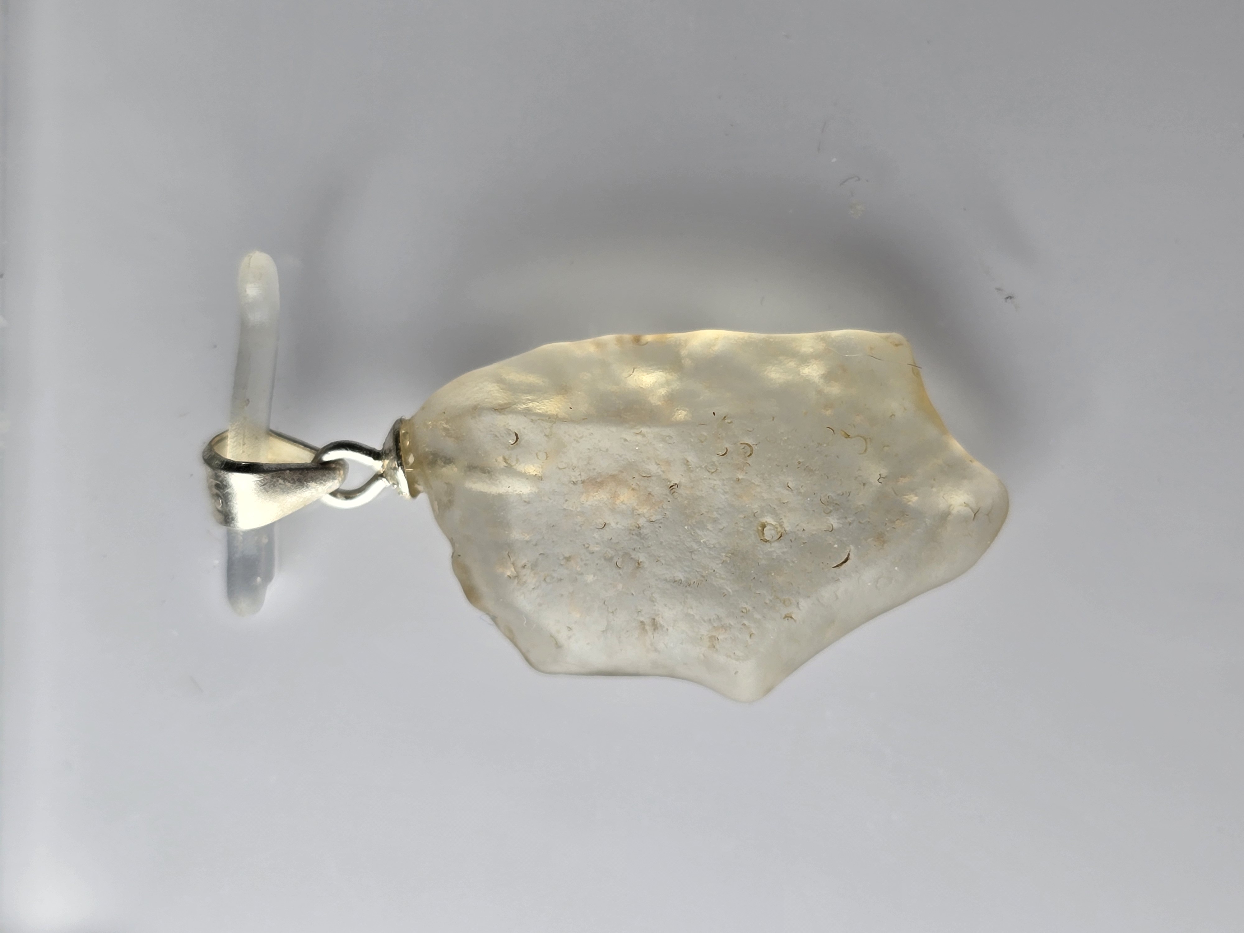 Mặt Dây Chuyền Libyan Desert Glass Dáng Thô Khấu S.925