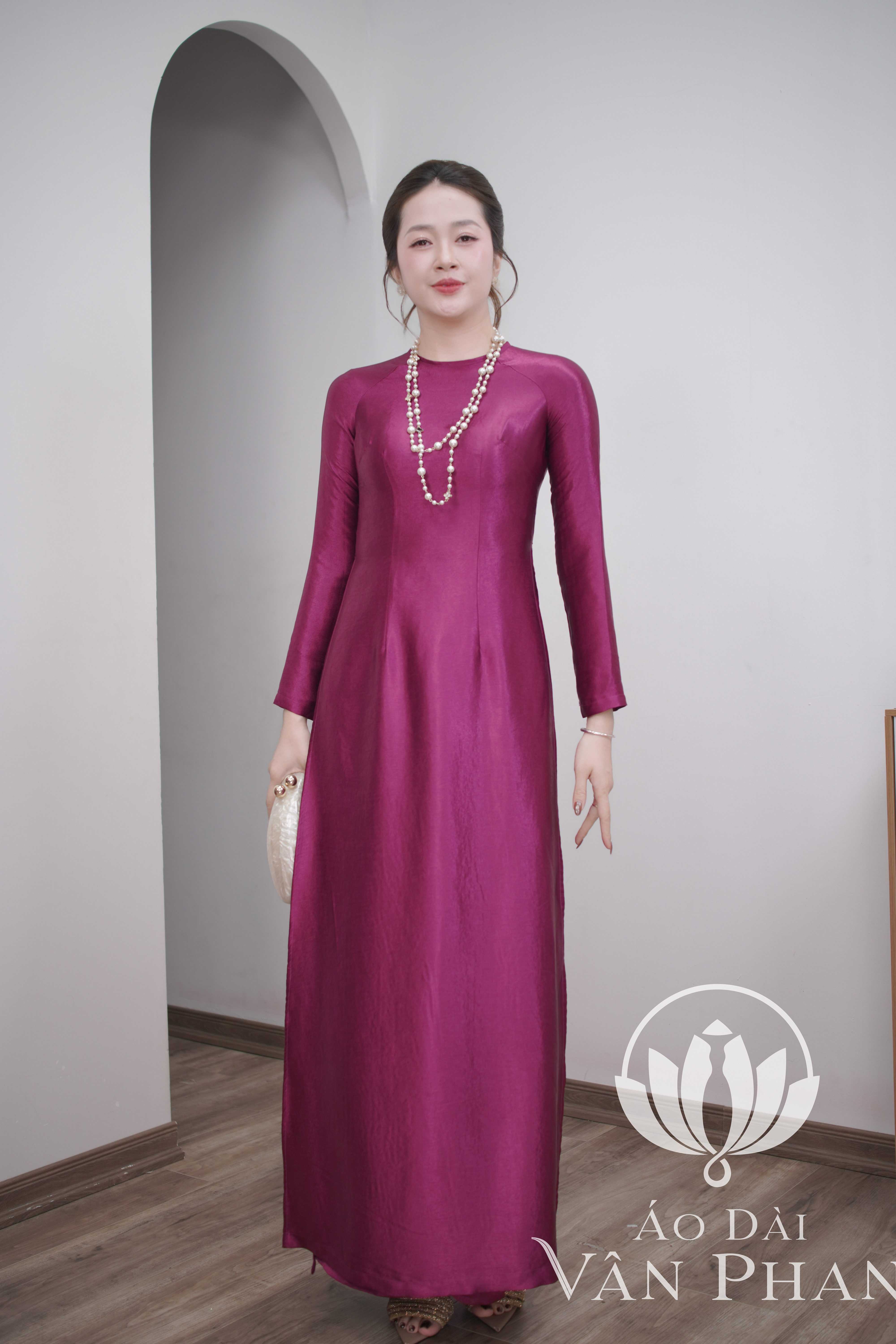A3323CT áo dài cổ khít tay dài lụa dubai tráng gương màu tím nho_thumbnail_1