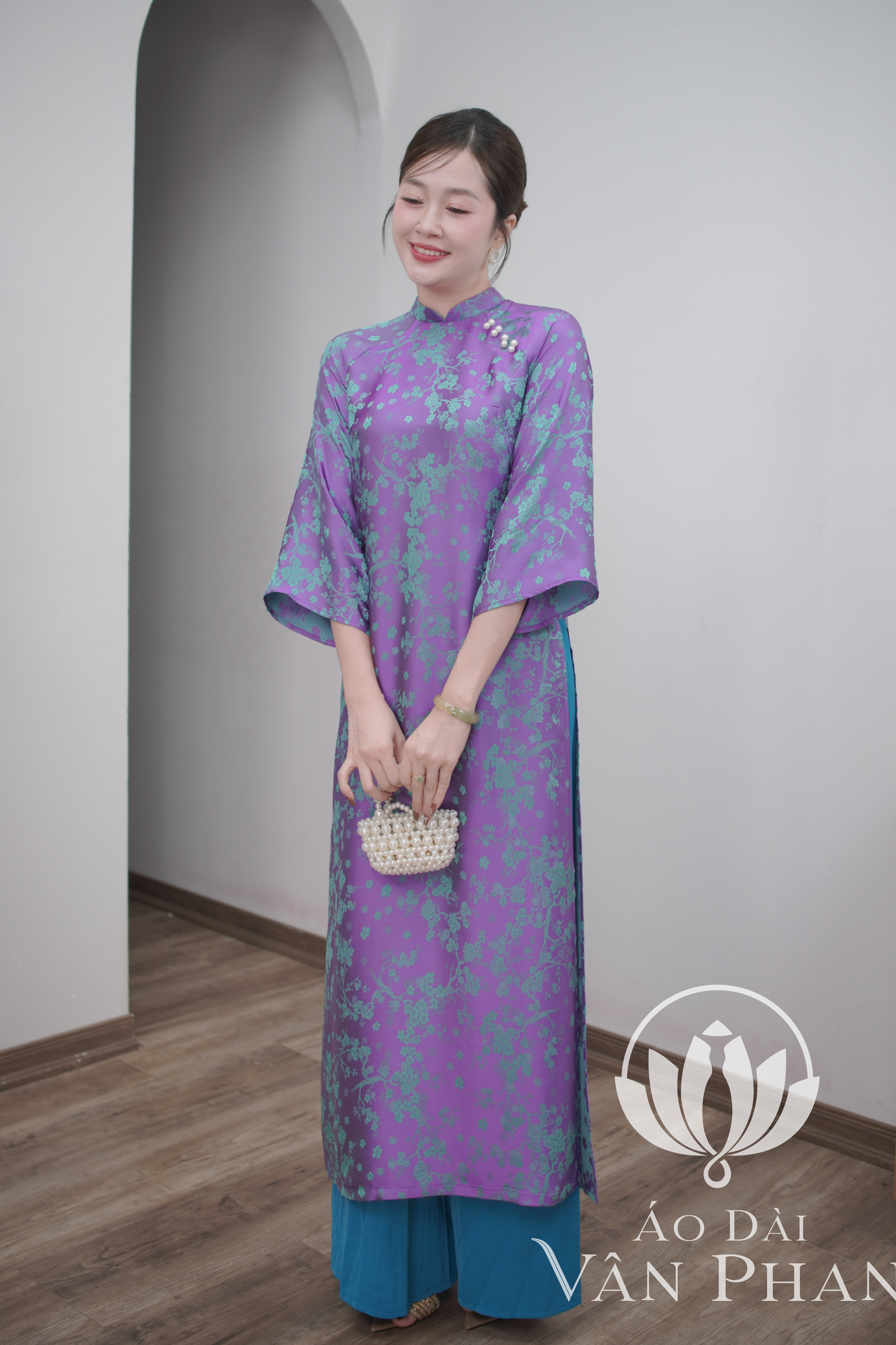 CT410 áo dài cách tân cổ 2p tay loe tơ tằm tím hoa đào_thumbnail_3