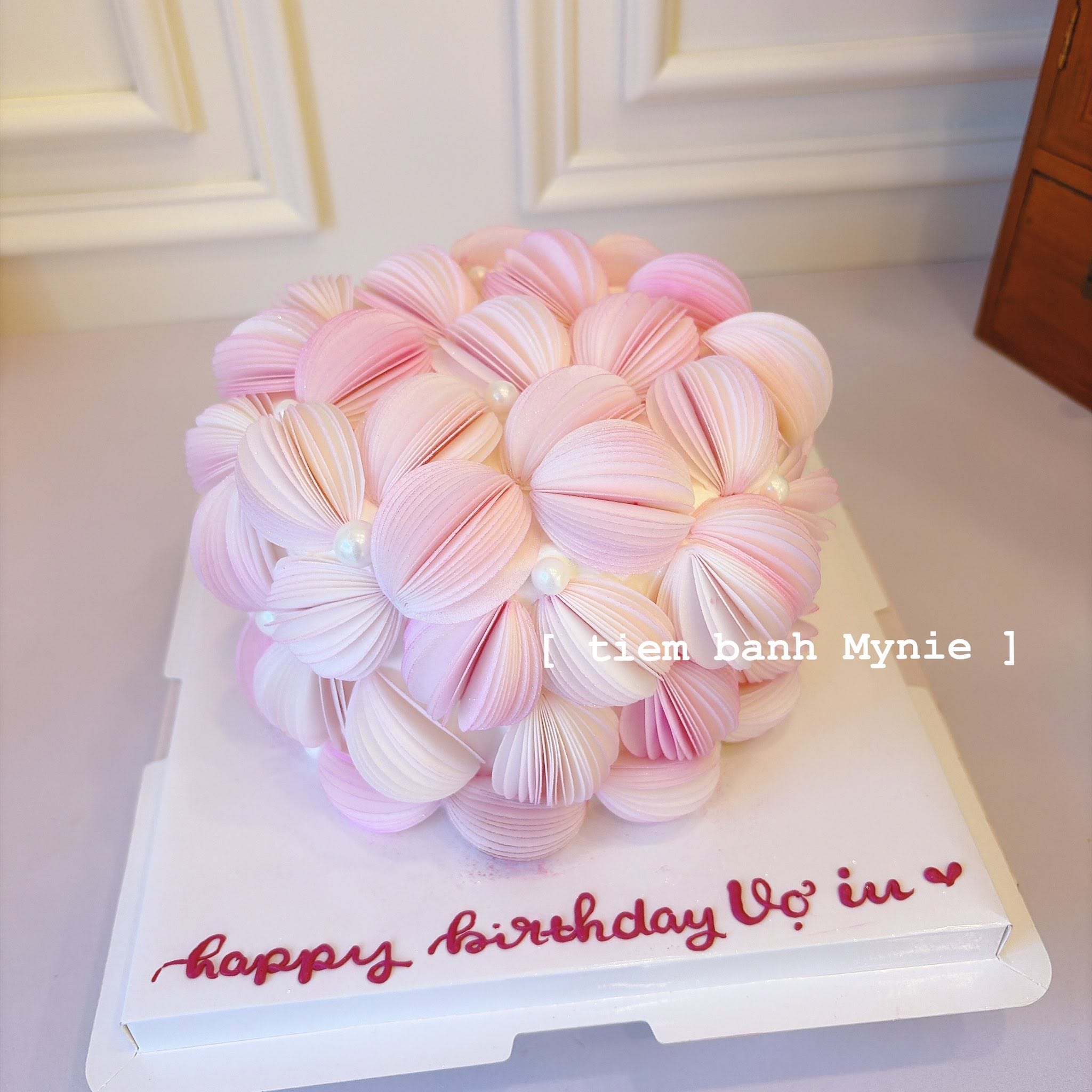 Bánh kem trang trí hoa giấy gạo tone hồng - MH0195