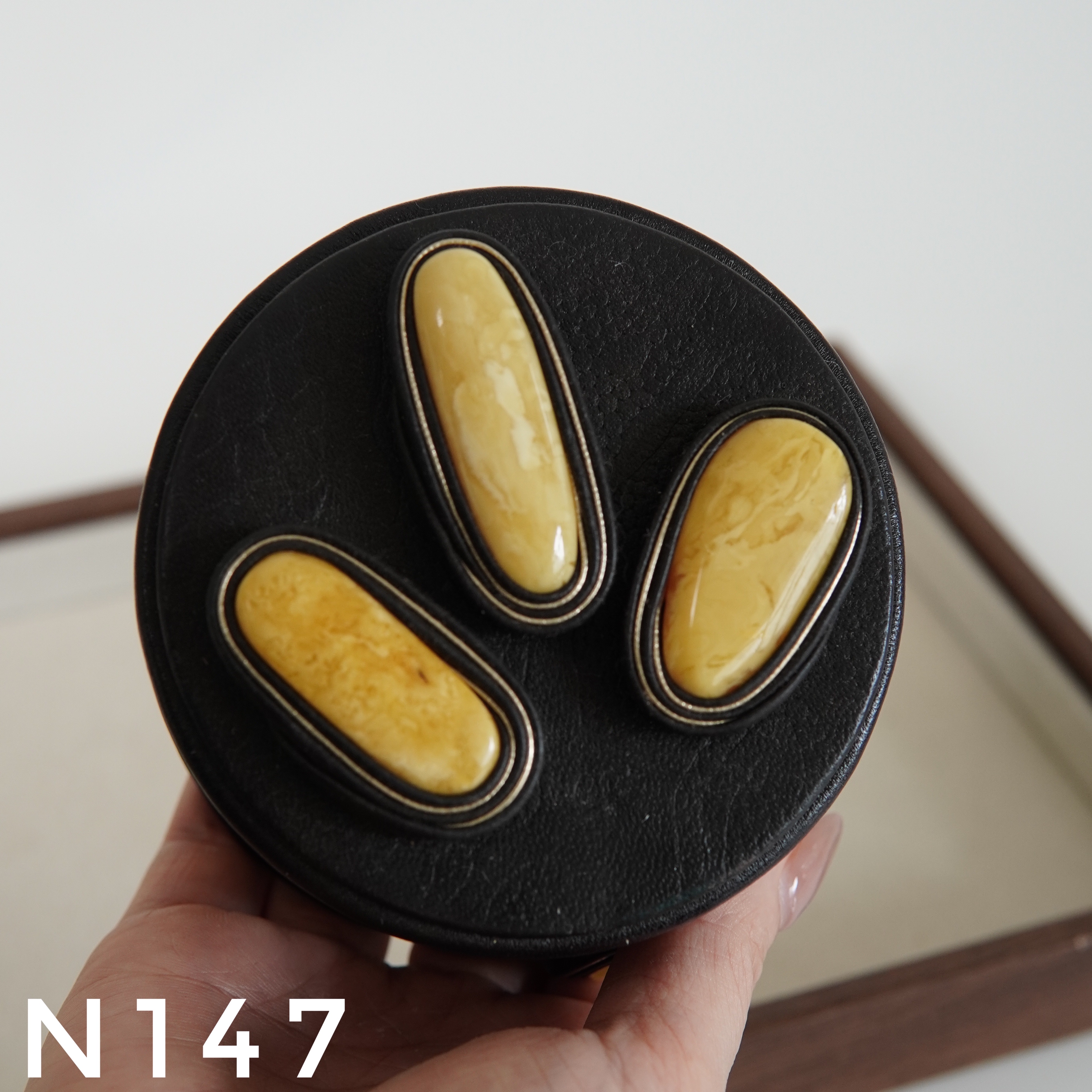Hộp Đựng Trang Sức Tròn Đính Hổ Phách – N147