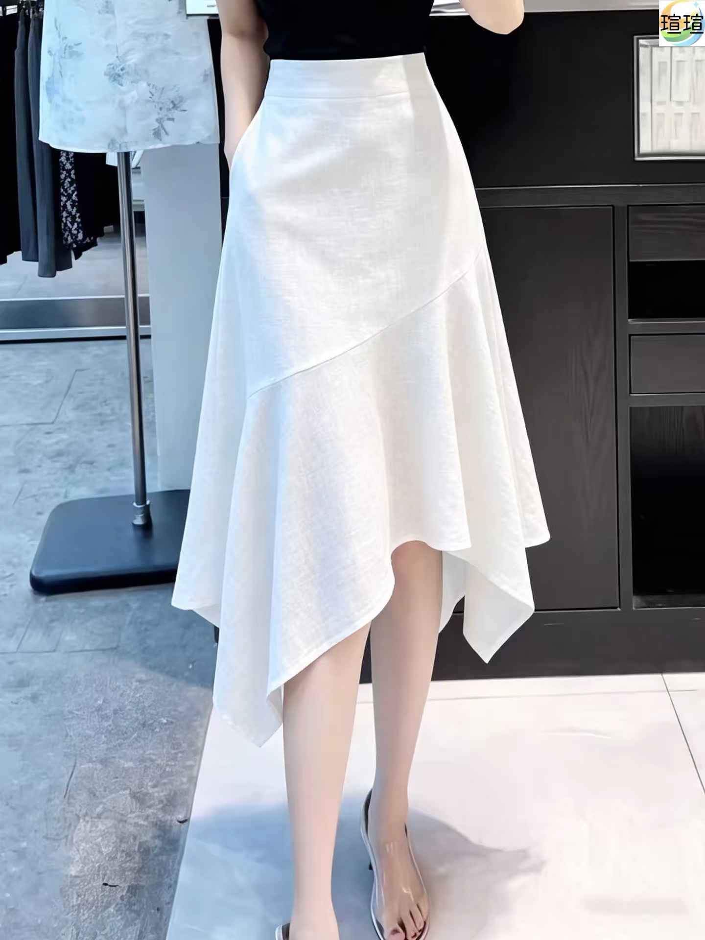 MS BE1105356: Chân váy bất đối xứng trắng