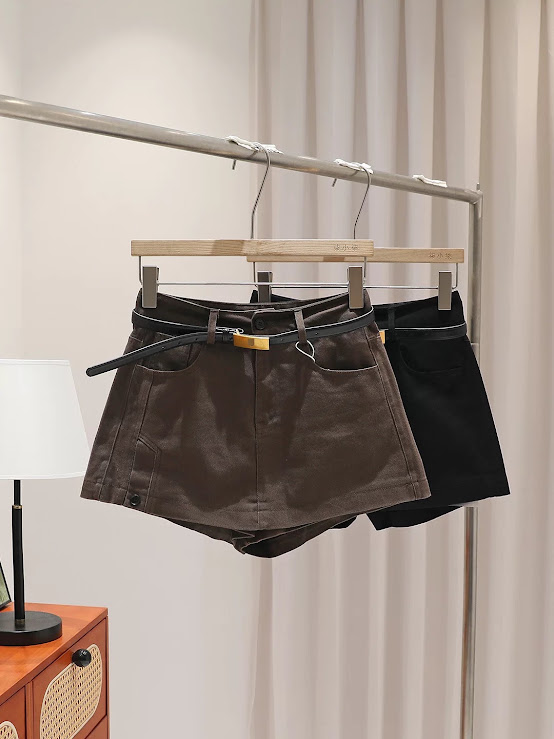 Lucas - Chân váy kaki dáng ngắn bổ túi vuông kéo khóa, trần chỉ đính cúc gấu lệch 1 bên 26505_thumbnail_2