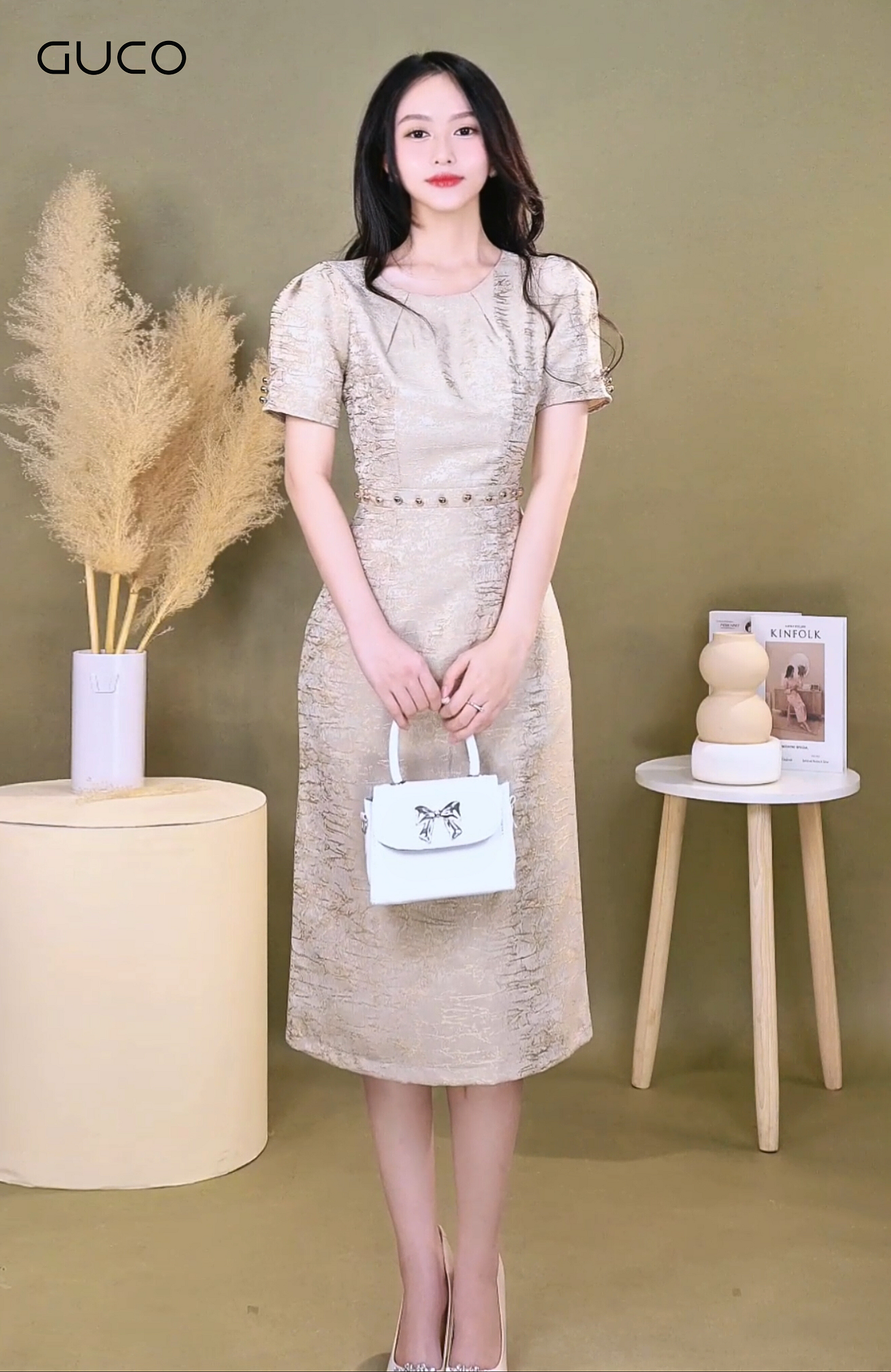 ĐẦM GẤM CỔ TRÒN TAY NGẮN - KEM S