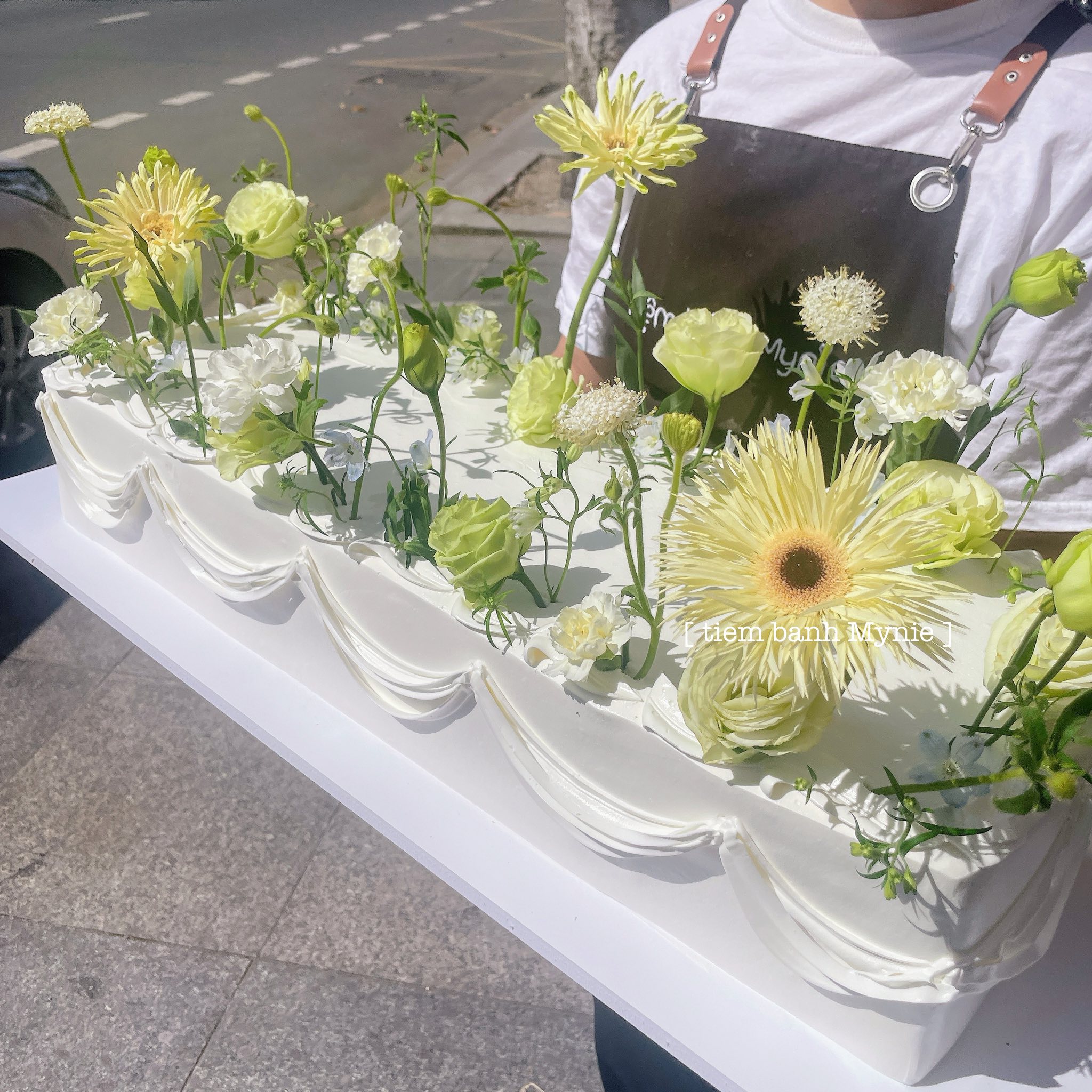 Bánh tiệc cưới form chữ nhật, trang trí hoa tươi