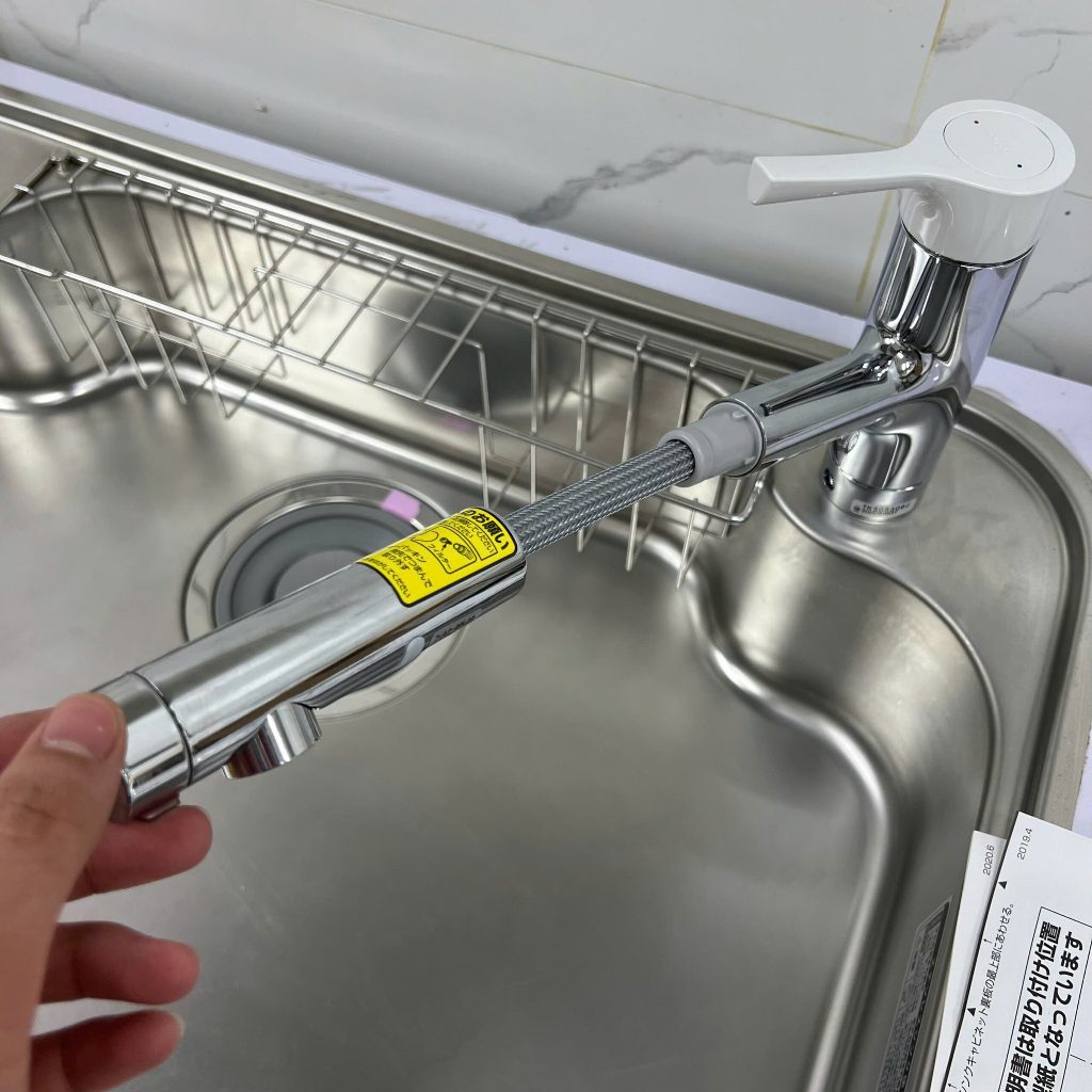 Vòi rửa bát TOTO TKS05306J kéo dài đầu vòi và điều chỉnh tia nước tại đầu vòi (Mới 100%) - Bảo hành 2 năm