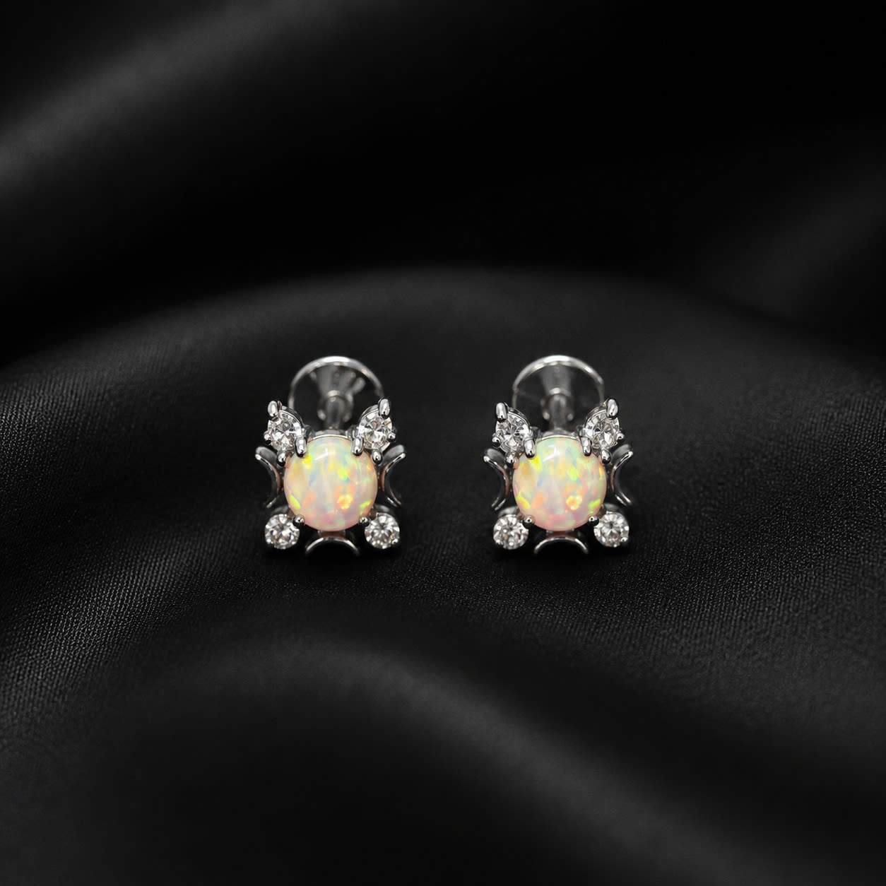 Khuyên kiểu titan opal tròn to 4 đá trắng._thumbnail_1