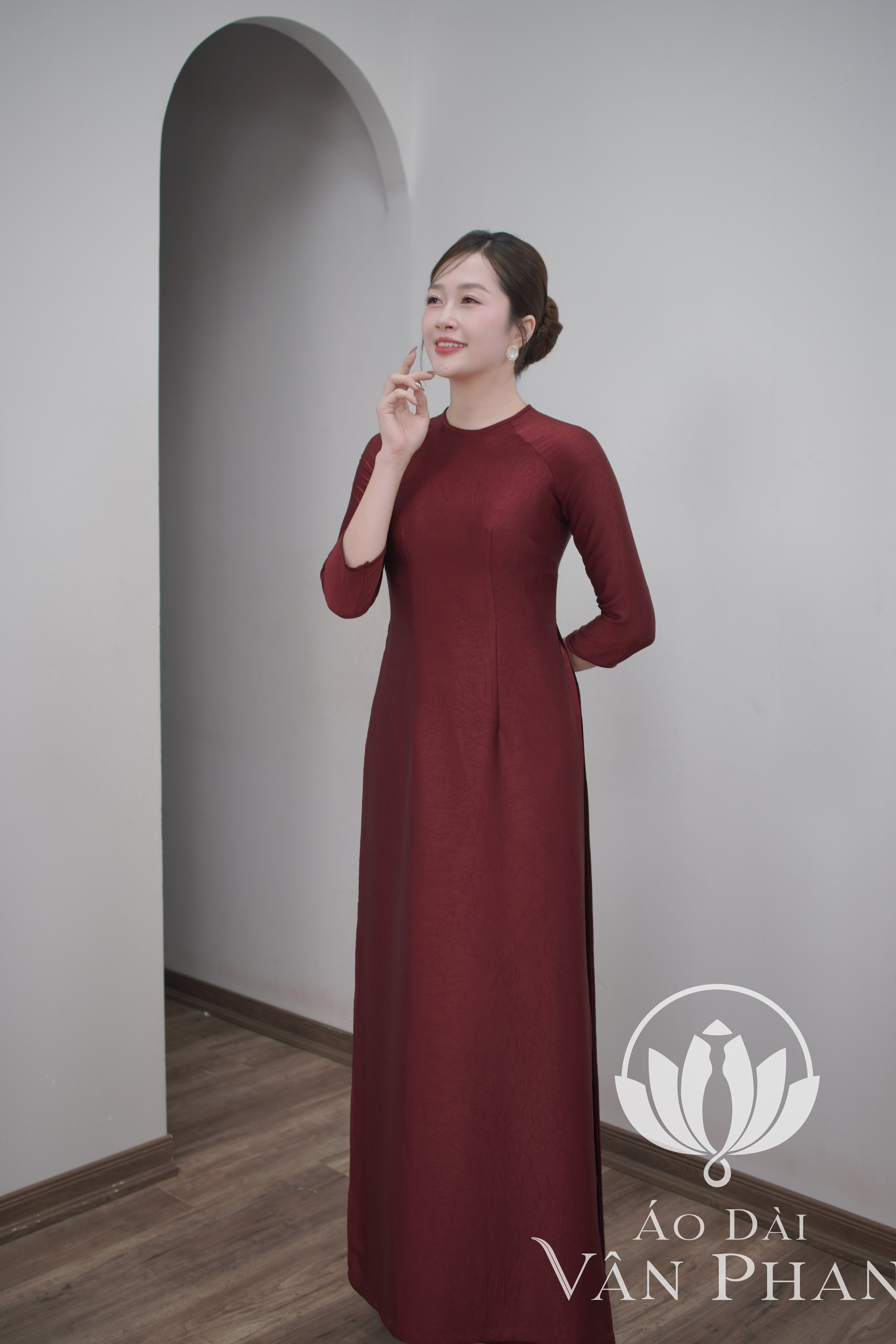 A3222CT áo dài cổ khít tay lỡ lụa dubai màu đỏ đô_thumbnail_3