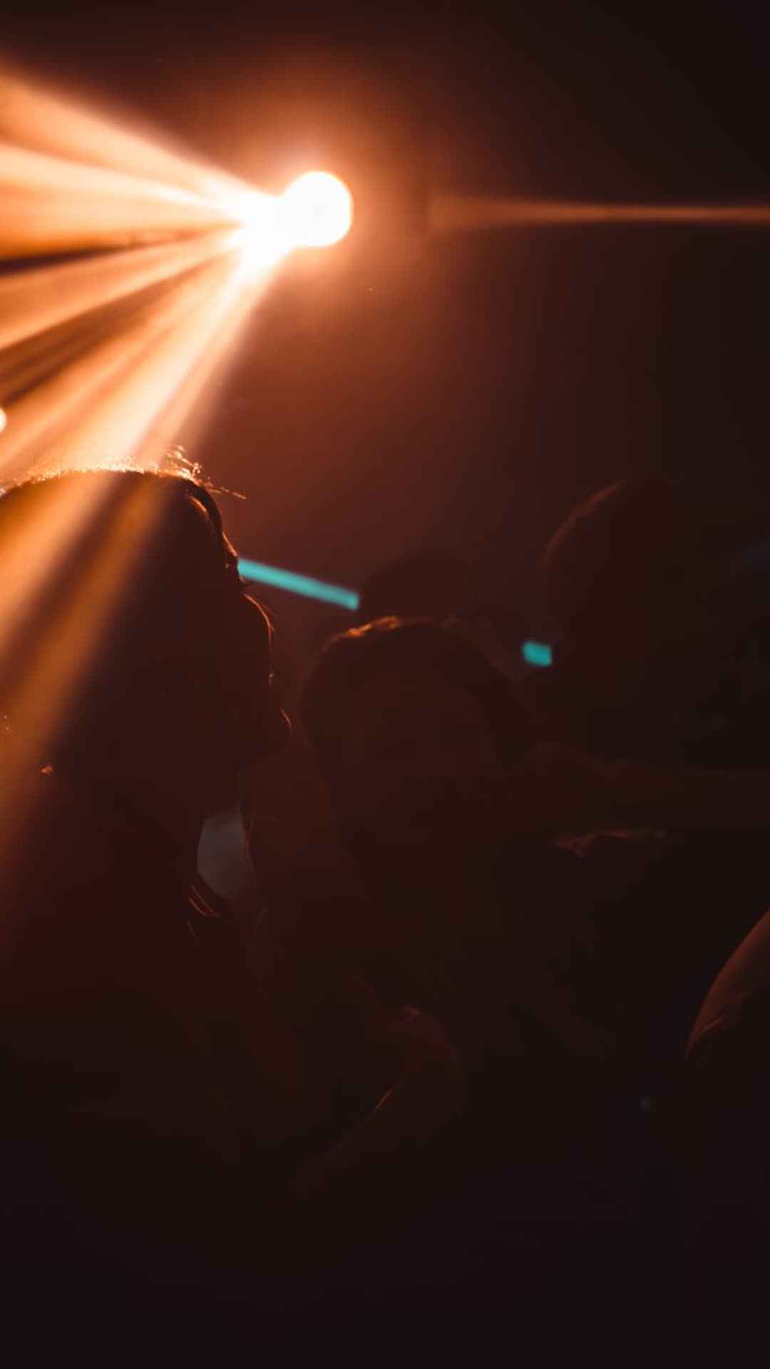 Ambiente nocturno de fiesta con luces en Cocobongo