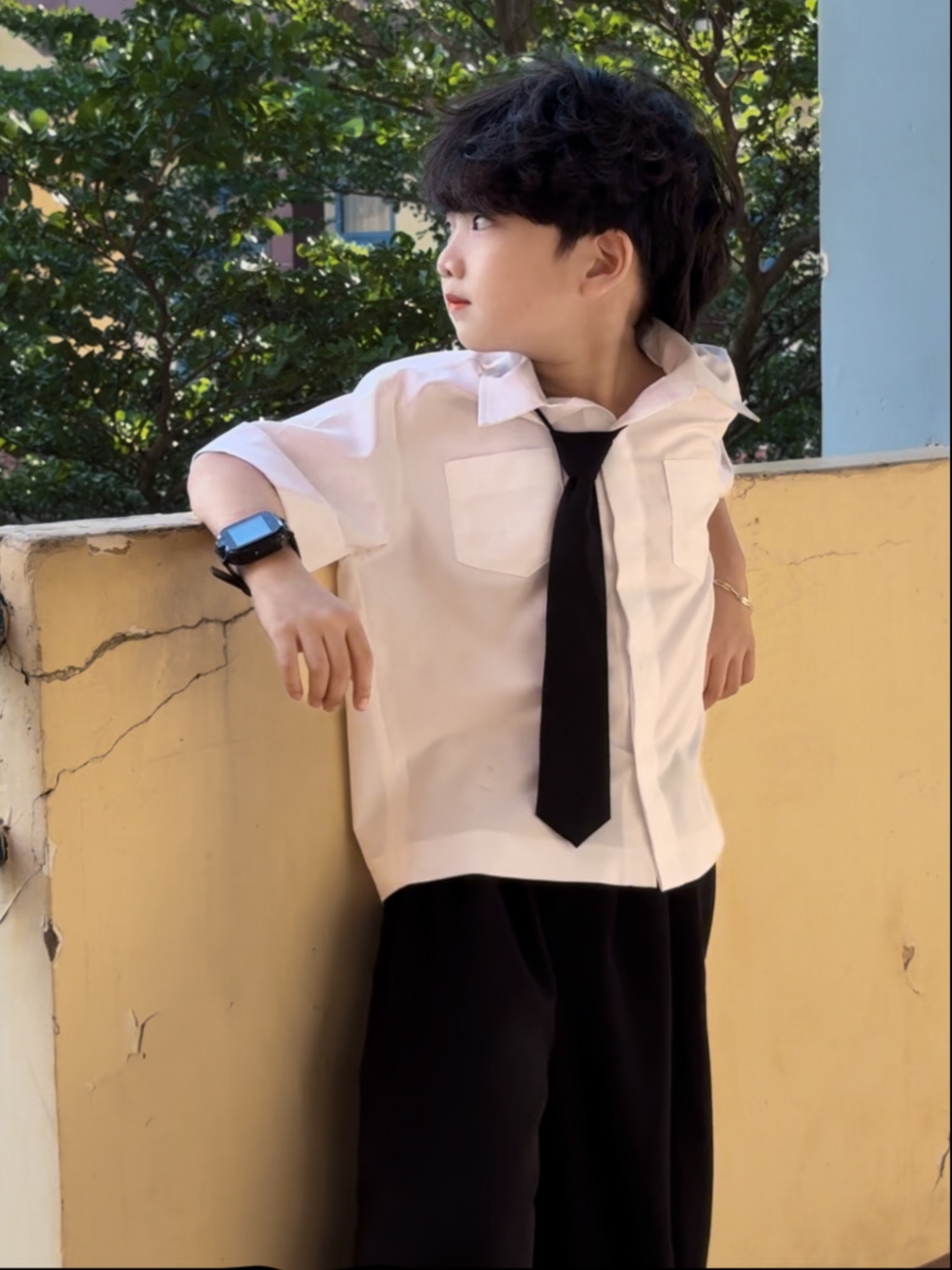 Áo Trắng Kem và Quần Sông Đen Cho Bé Đi Học Đi Chơi._thumbnail_2